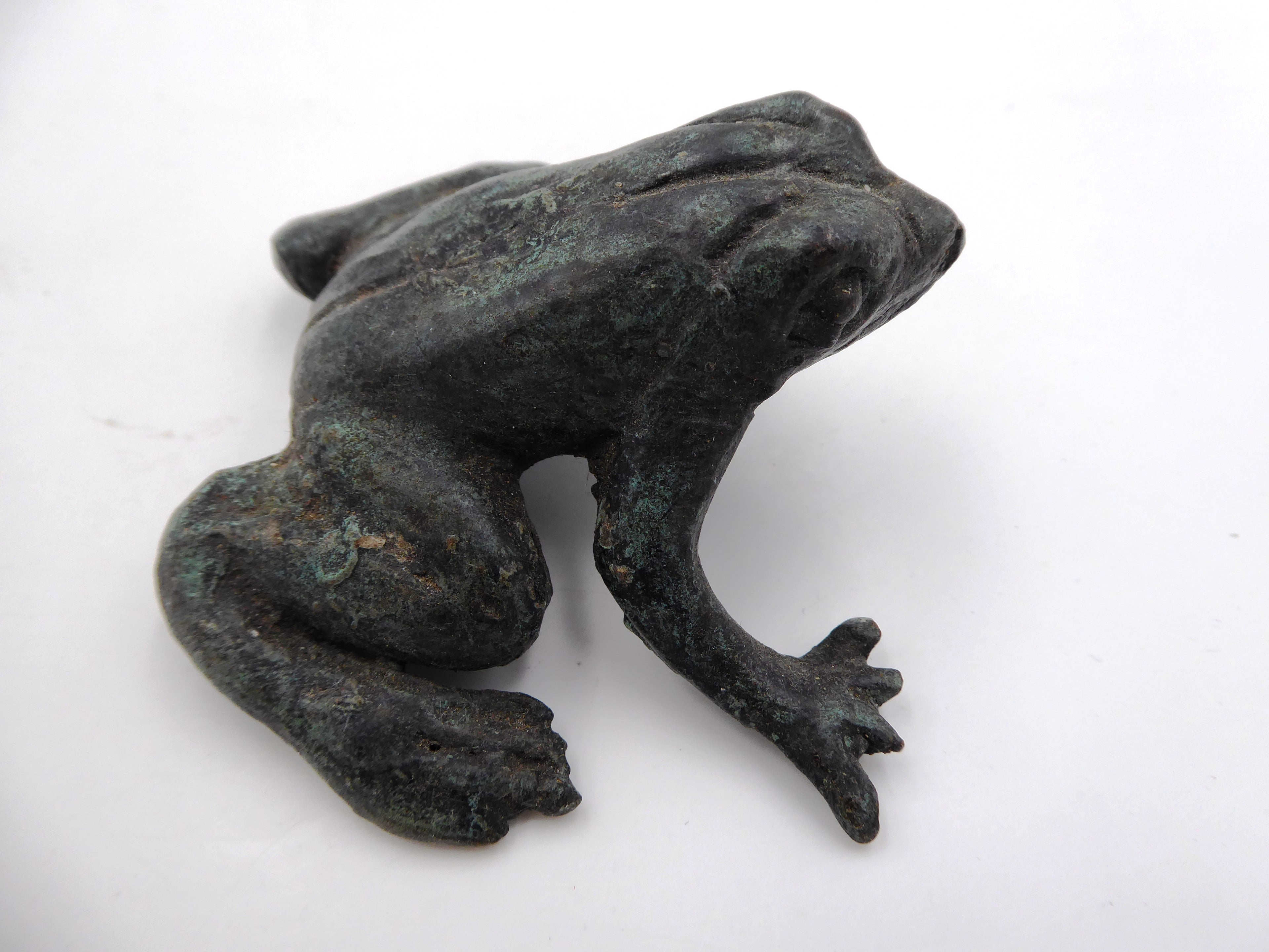Bronze grenouille prête à sauter
