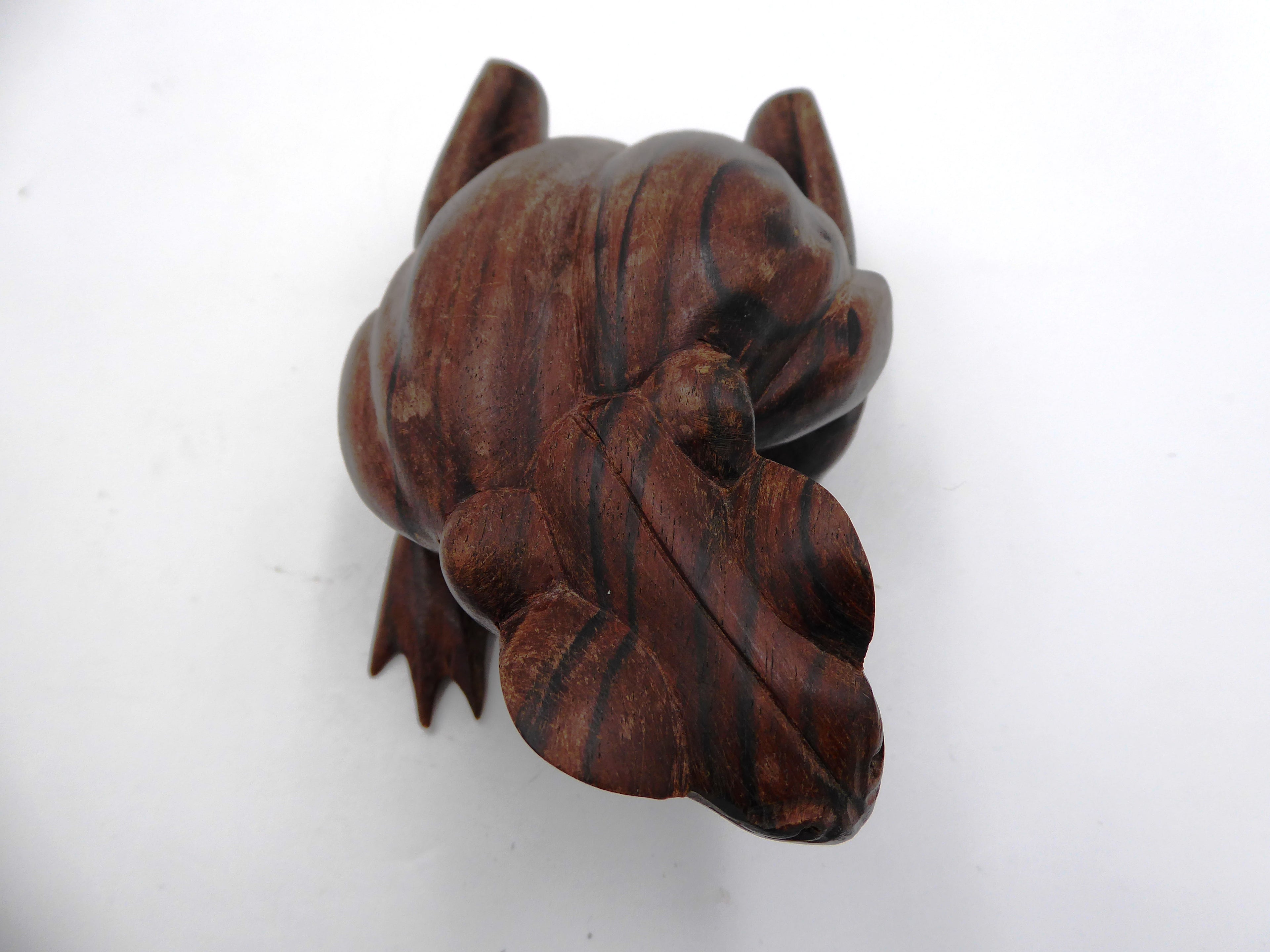 Grenouille sculptée en bois de palissandre