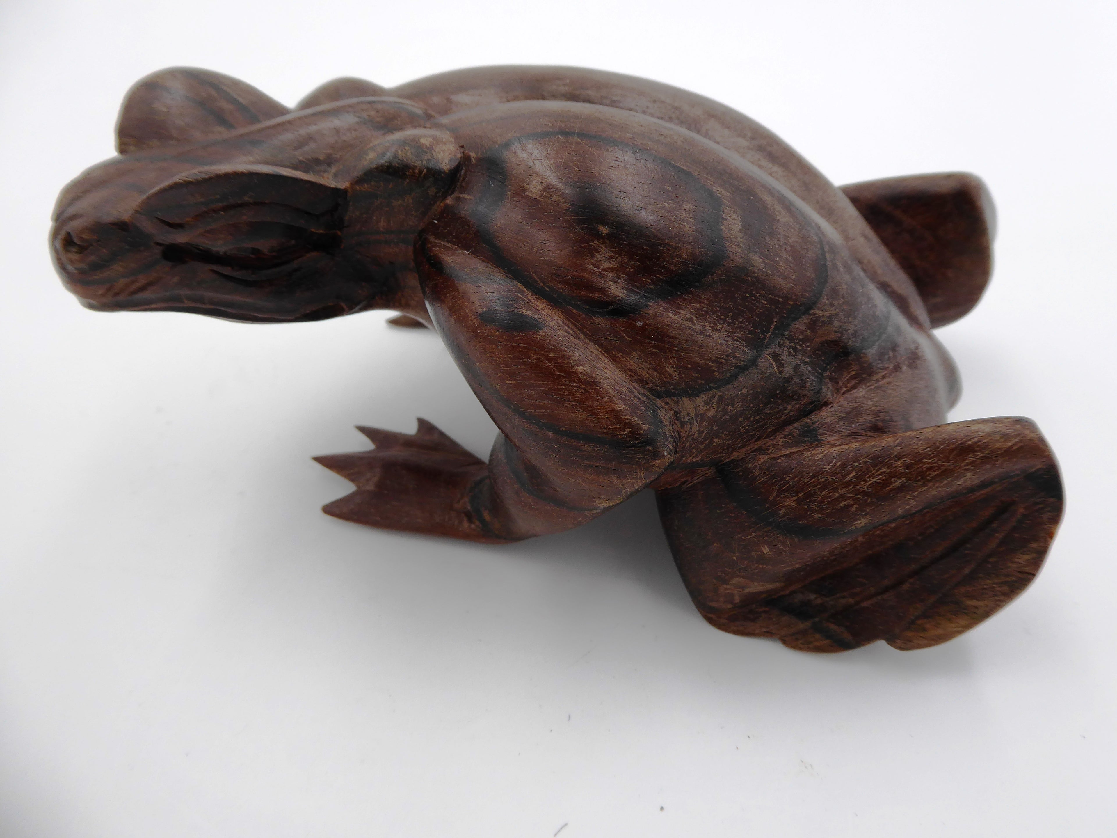 Grenouille sculptée en bois de palissandre