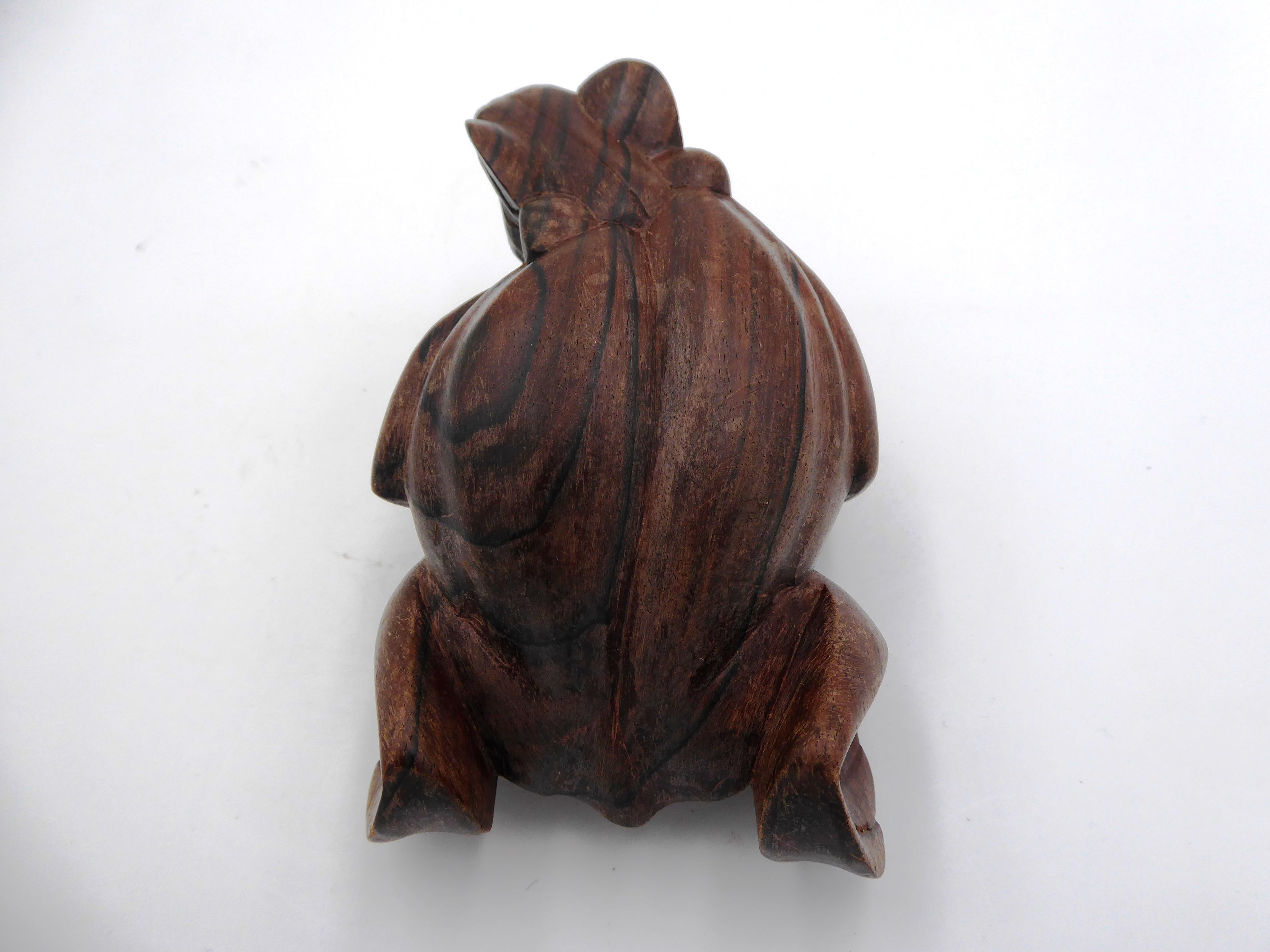 Grenouille sculptée en bois de palissandre