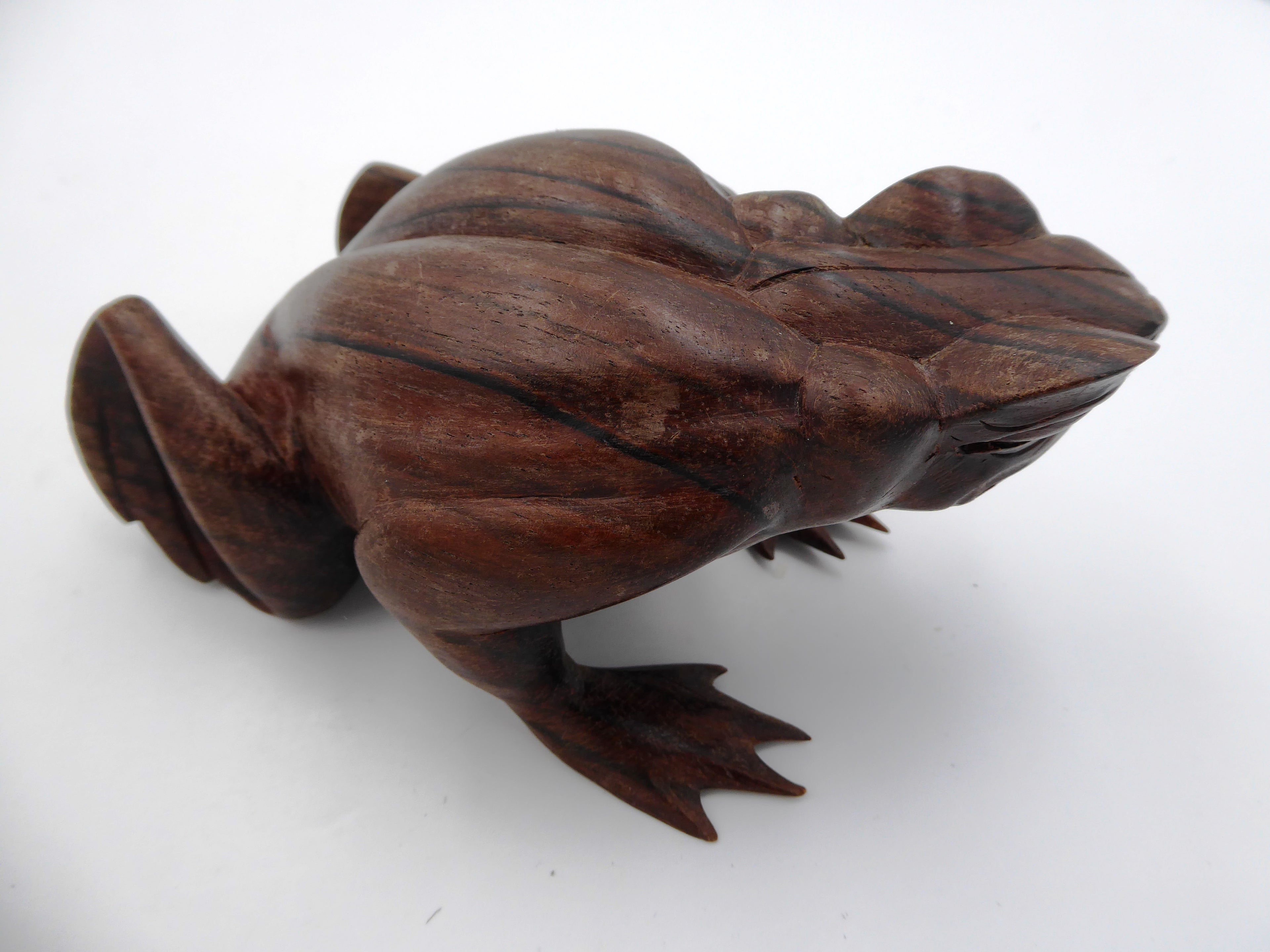Grenouille sculptée en bois de palissandre