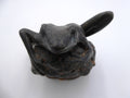 Bronze grenouille sur un rocher