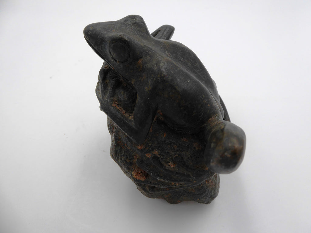 Bronze grenouille sur un rocher