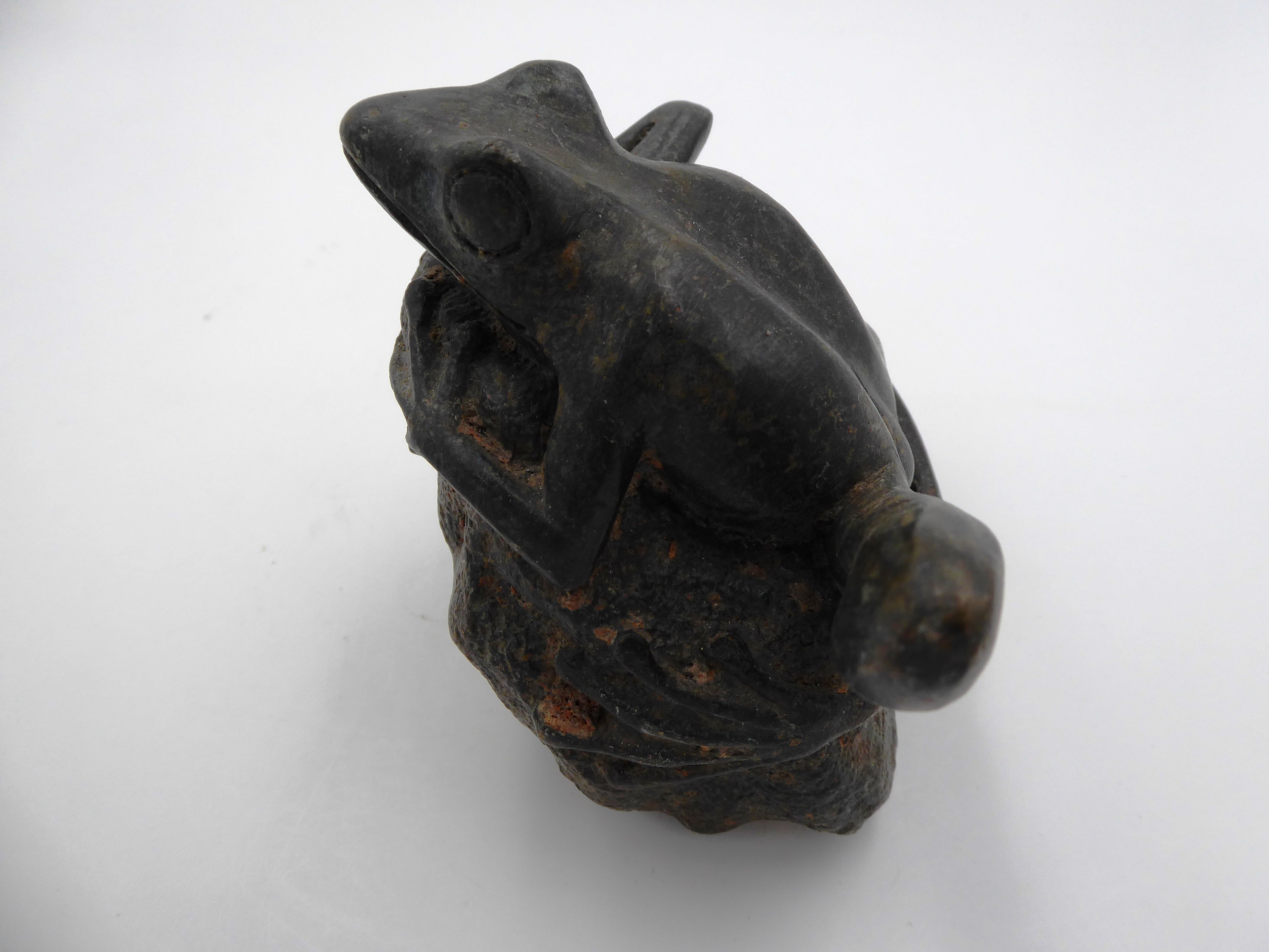 Bronze grenouille sur un rocher