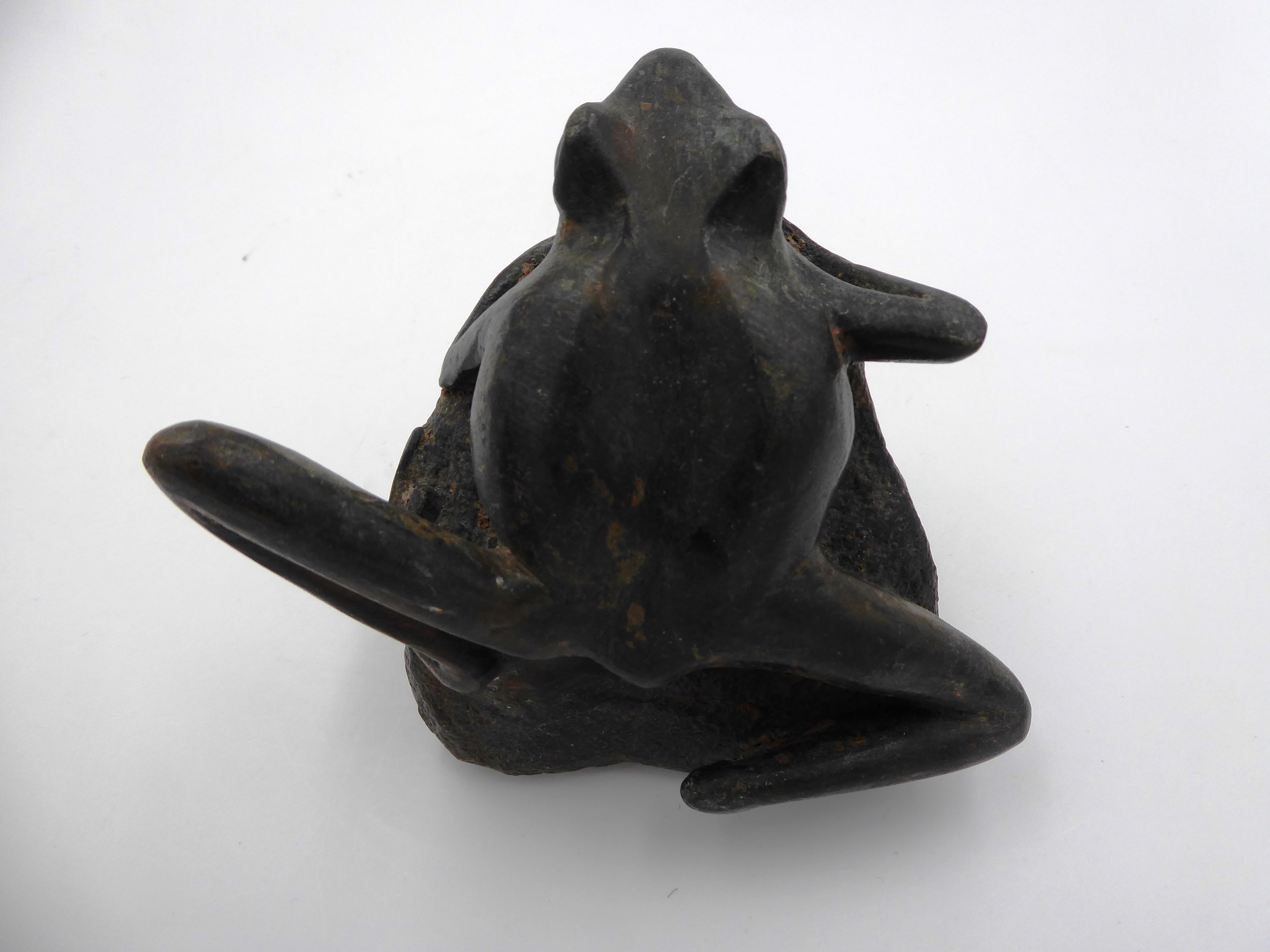 Bronze grenouille sur un rocher