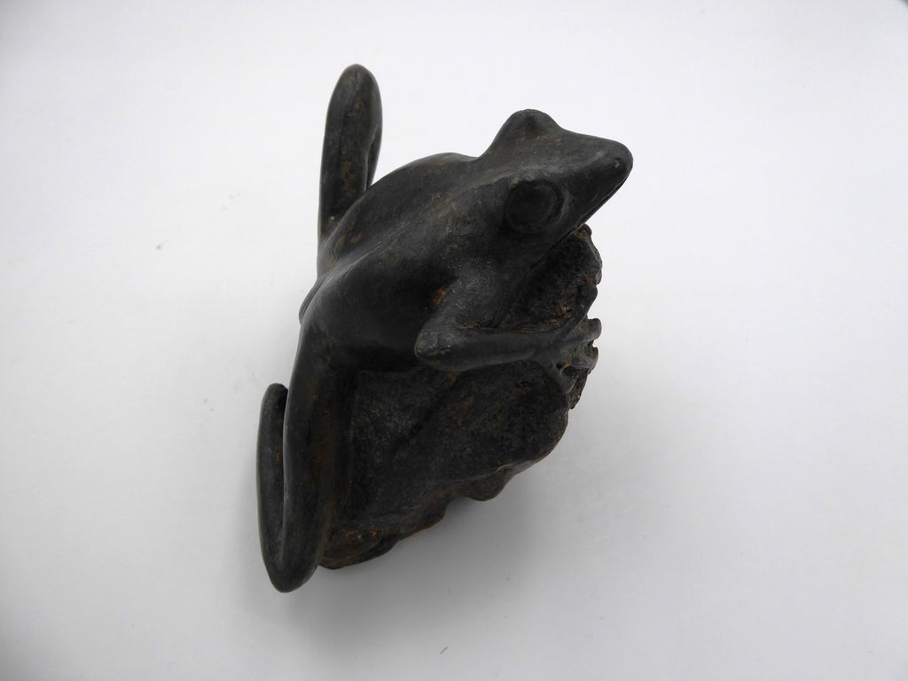 Bronze grenouille sur un rocher
