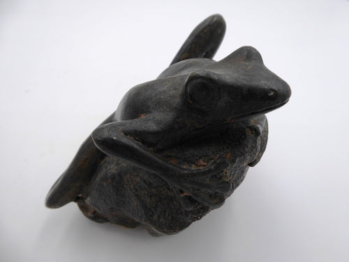 Bronze grenouille sur un rocher