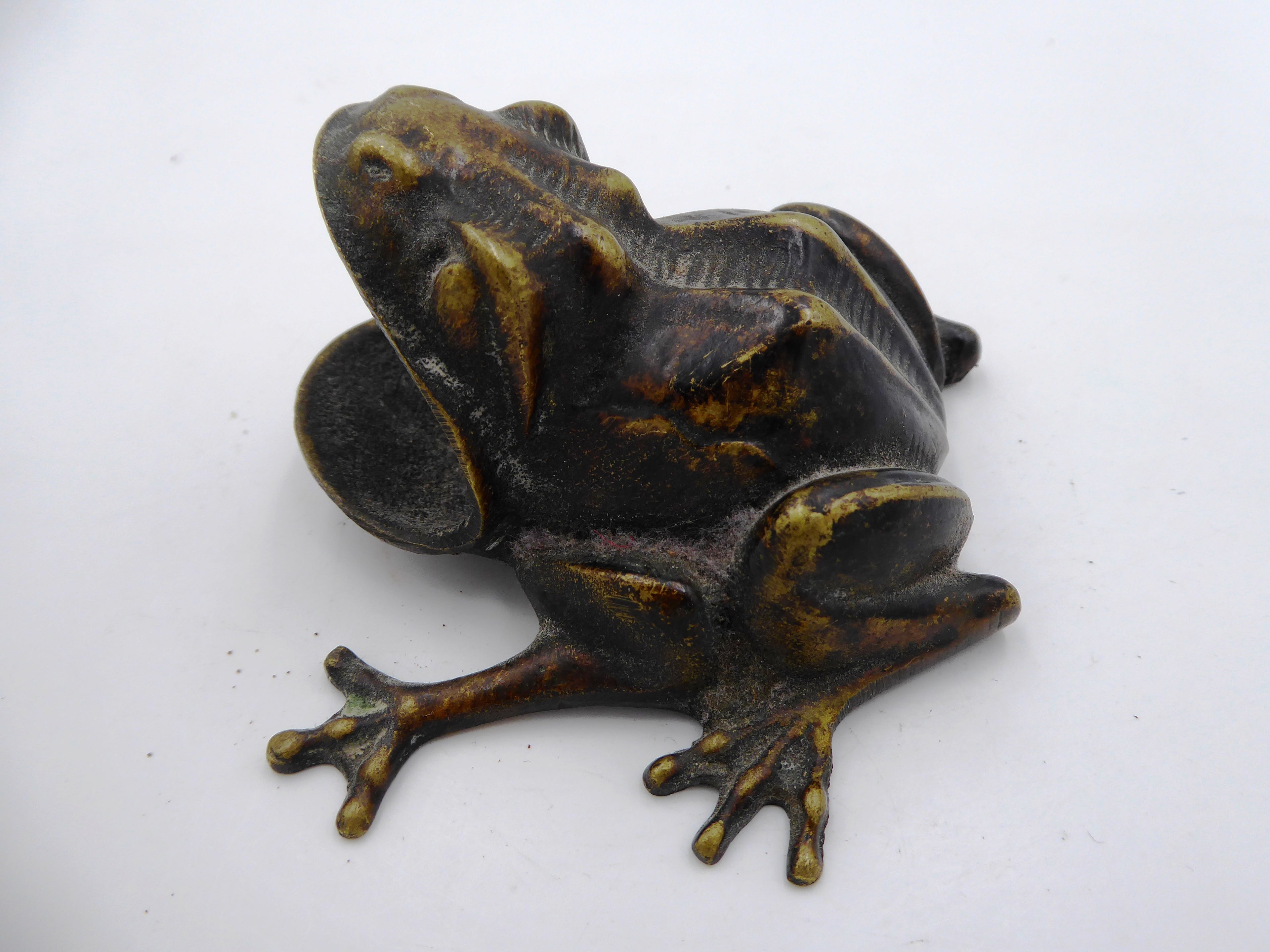 Vieille grenouille cendrier en laiton