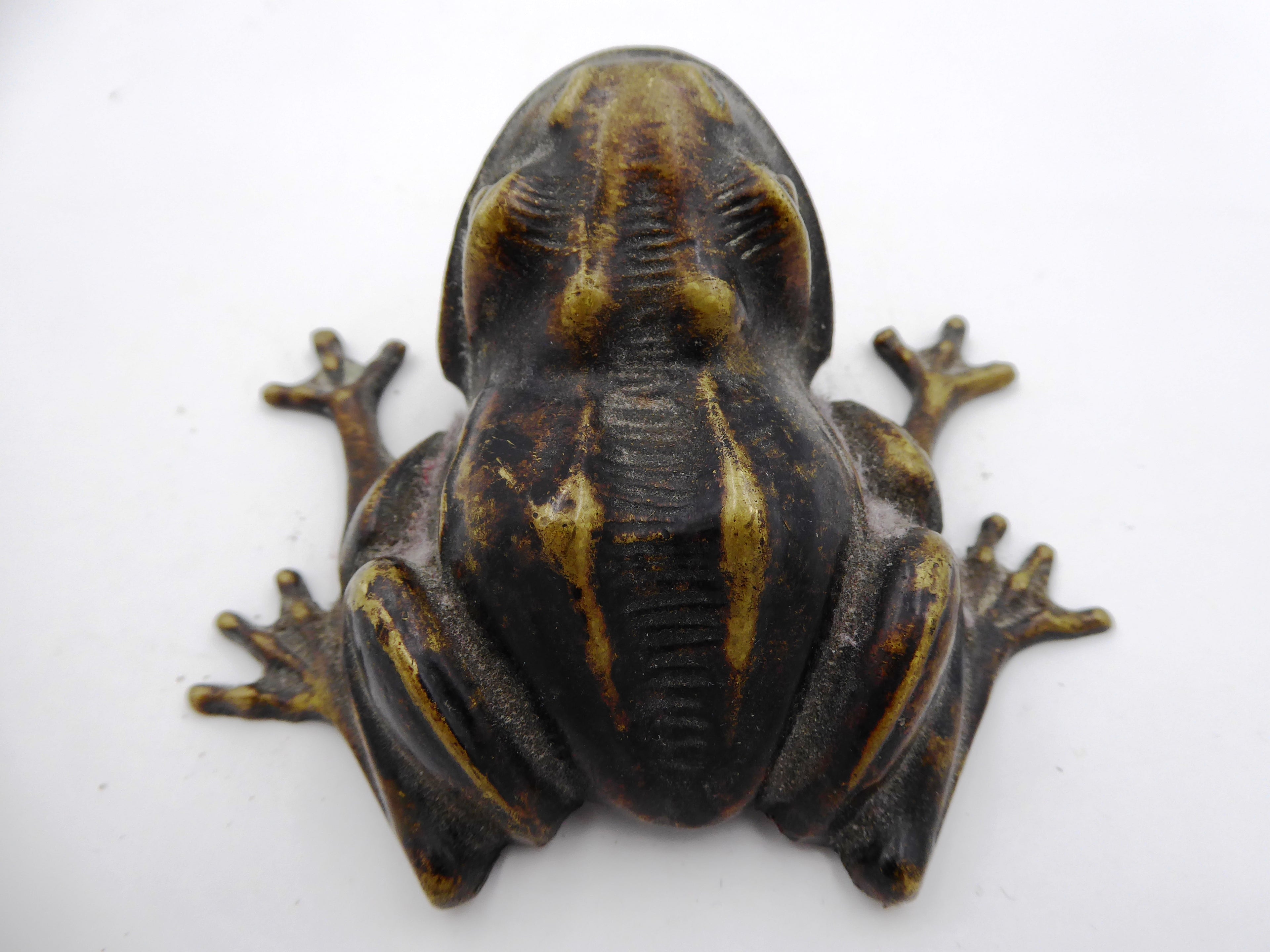 Vieille grenouille cendrier en laiton