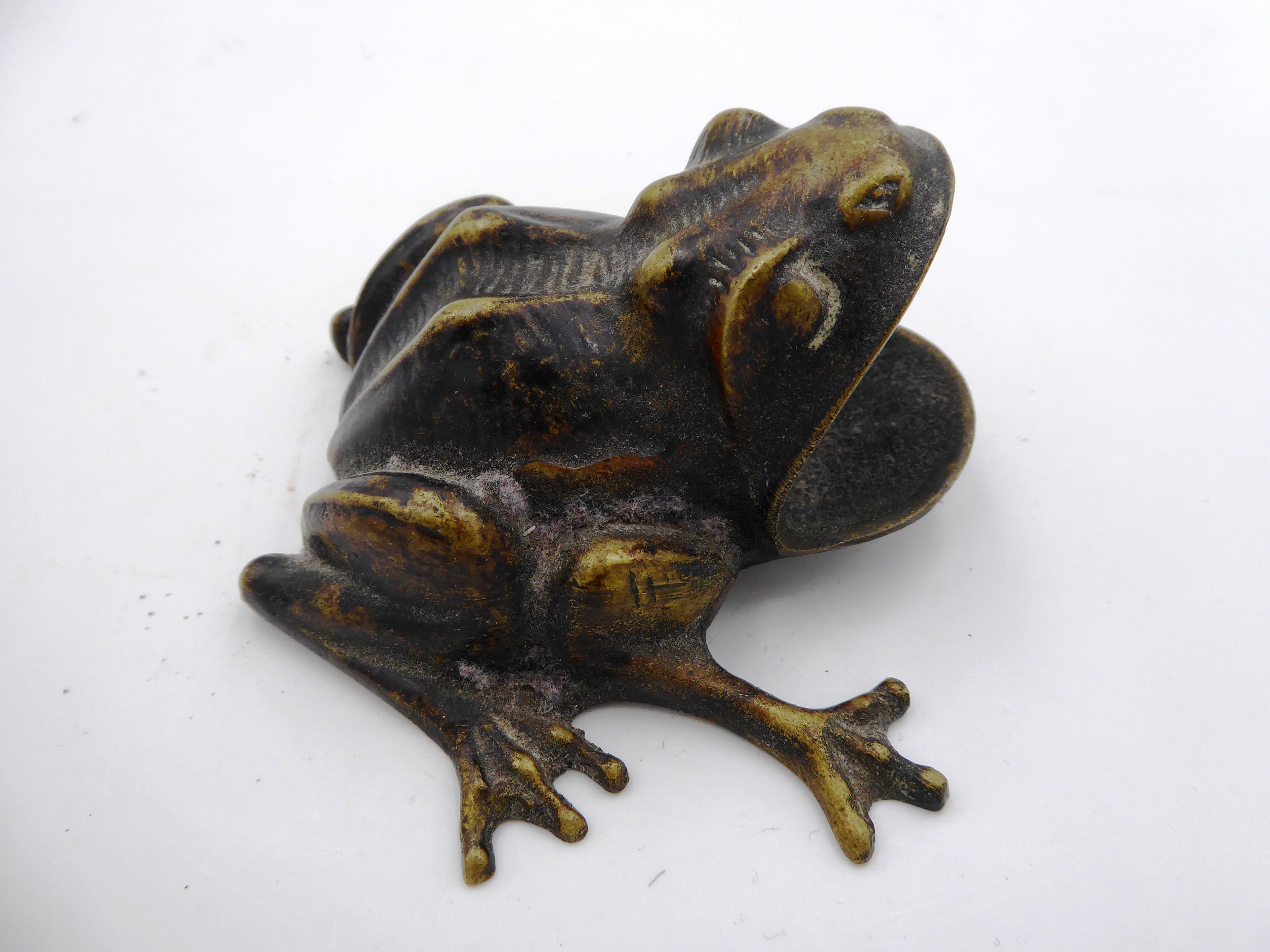 Vieille grenouille cendrier en laiton
