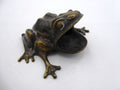 Vieille grenouille cendrier en laiton