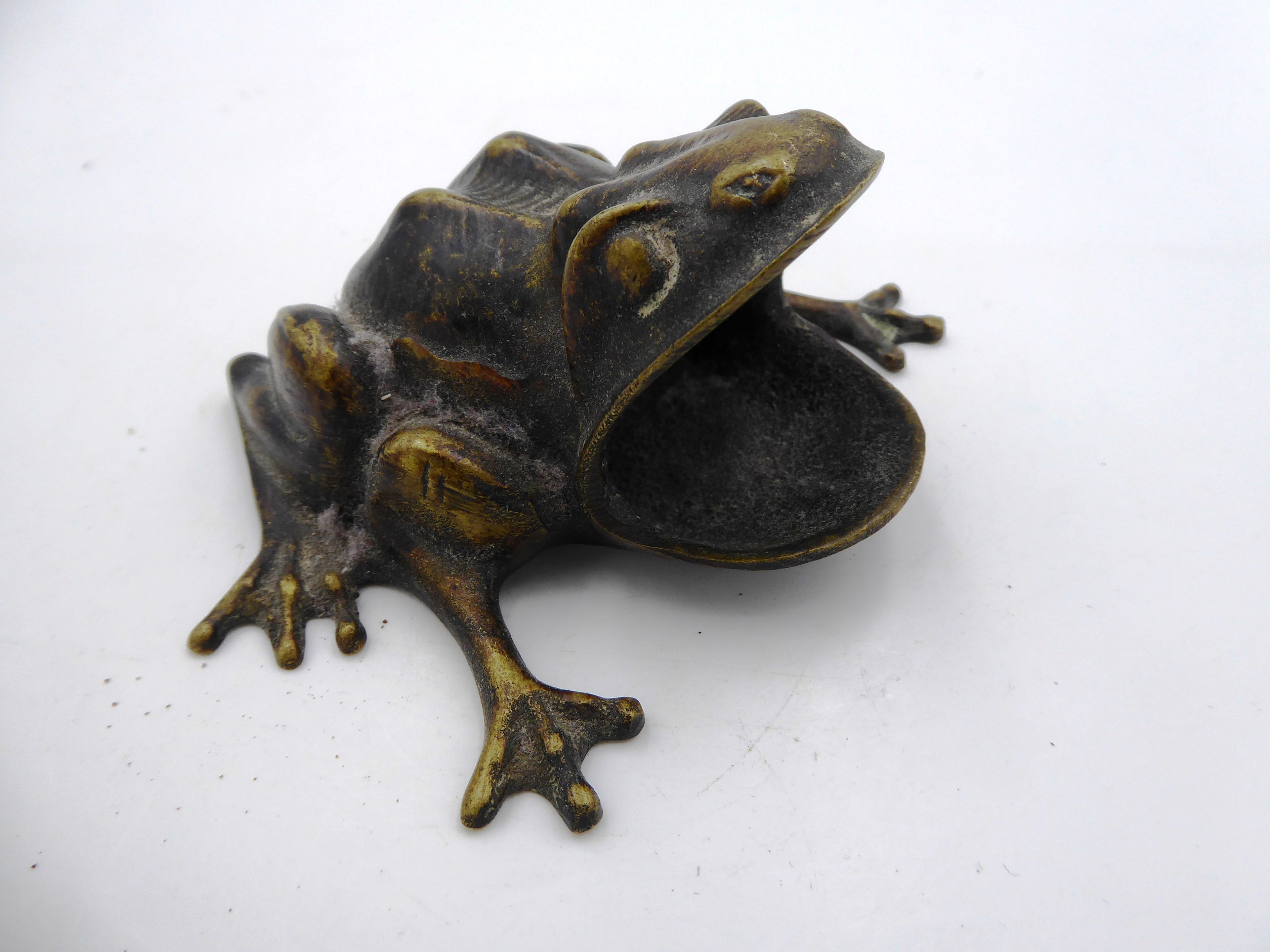 Vieille grenouille cendrier en laiton