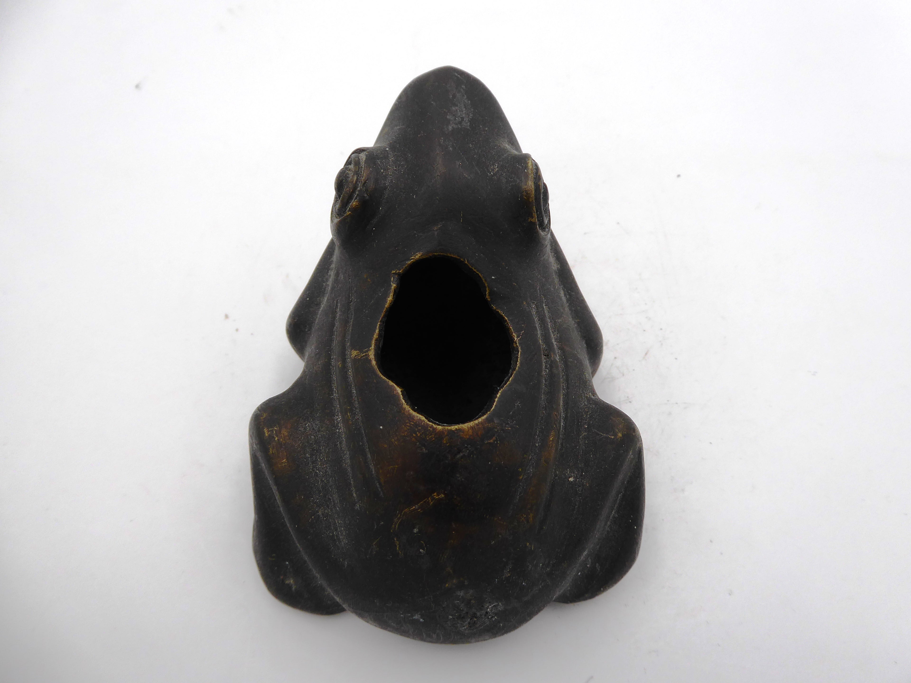 Bronze grenouille pouvant servir de cendrier