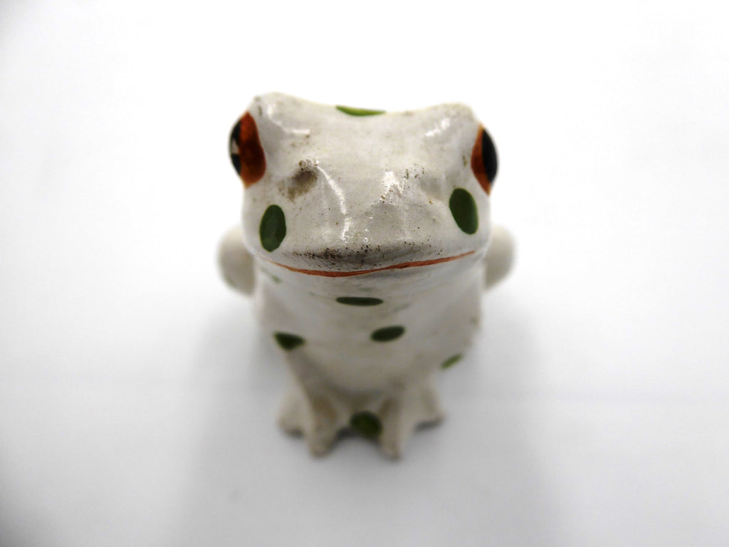 Grenouille en céramique blanche à pois verts