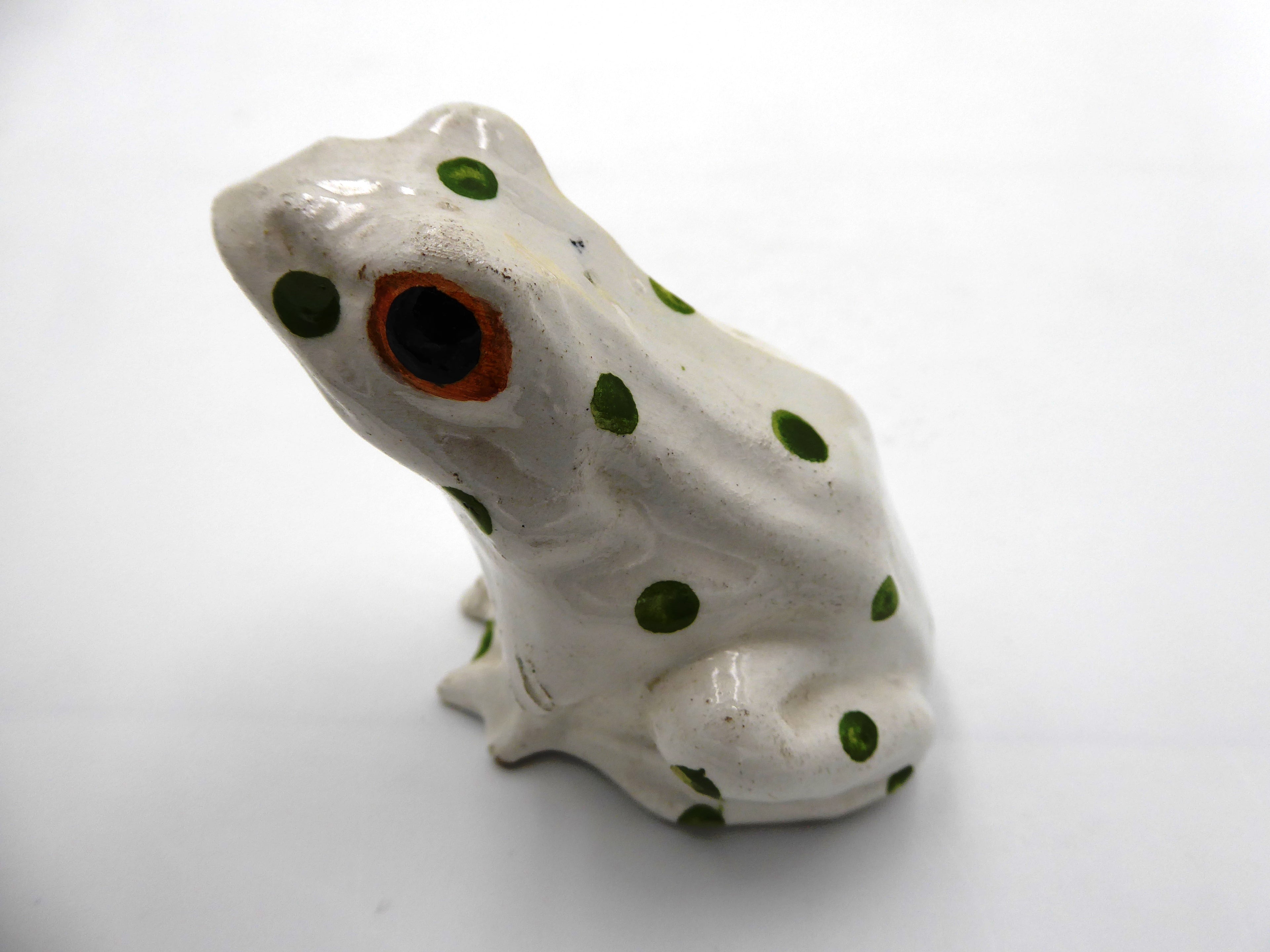 Grenouille en céramique blanche à pois verts