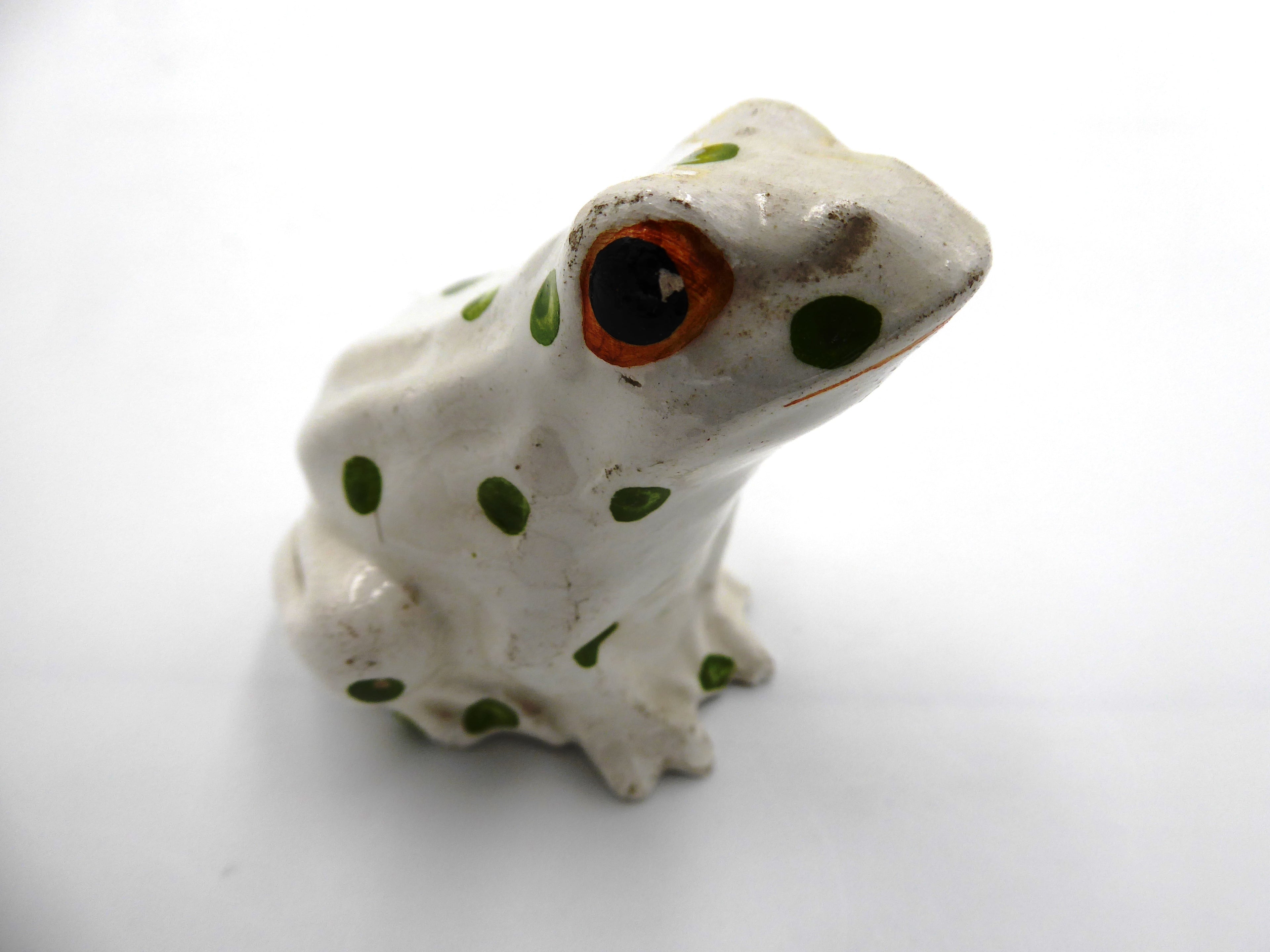 Grenouille en céramique blanche à pois verts