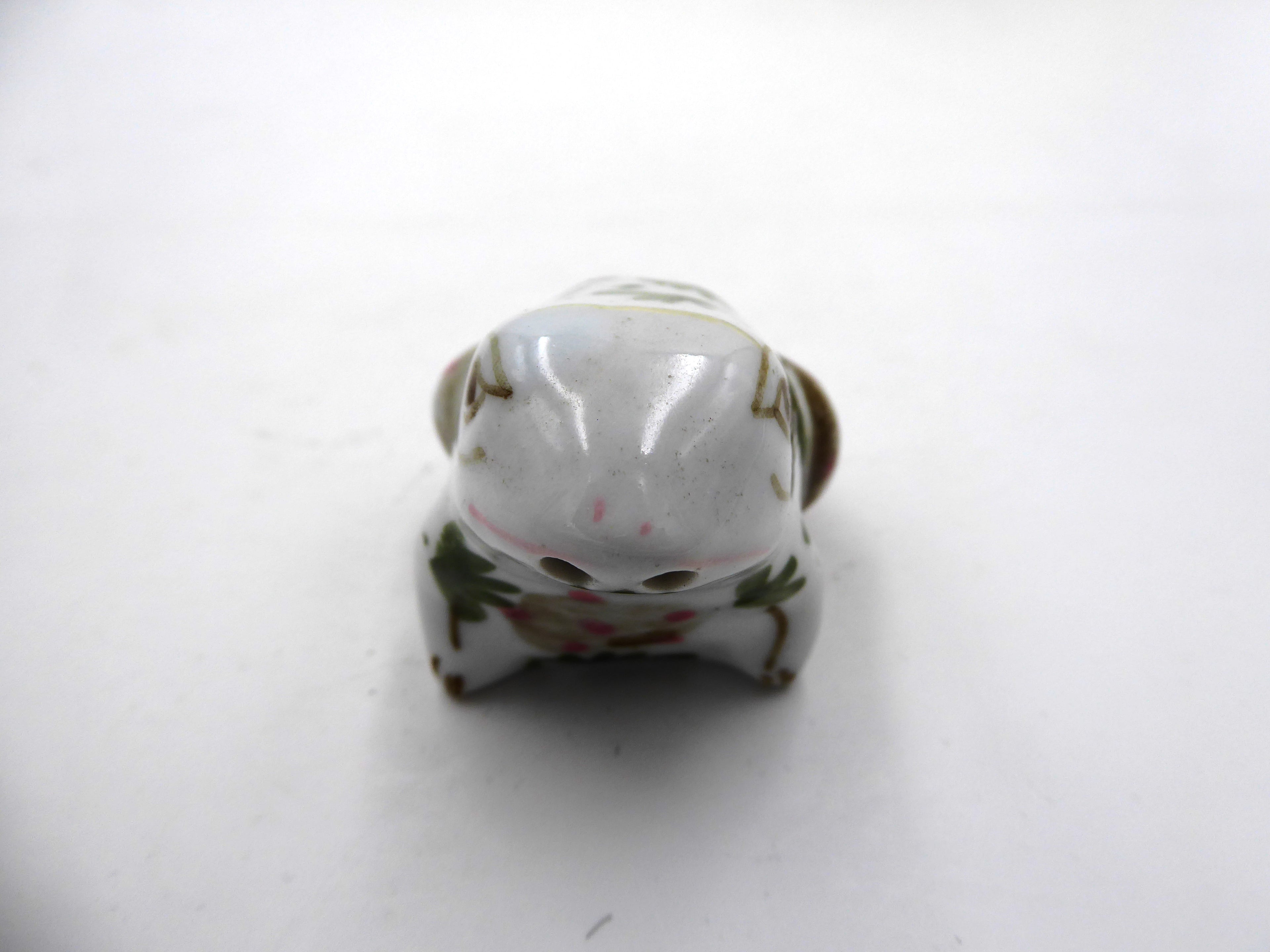 Famille de cinq grenouilles en porcelaine blanche à fleurs