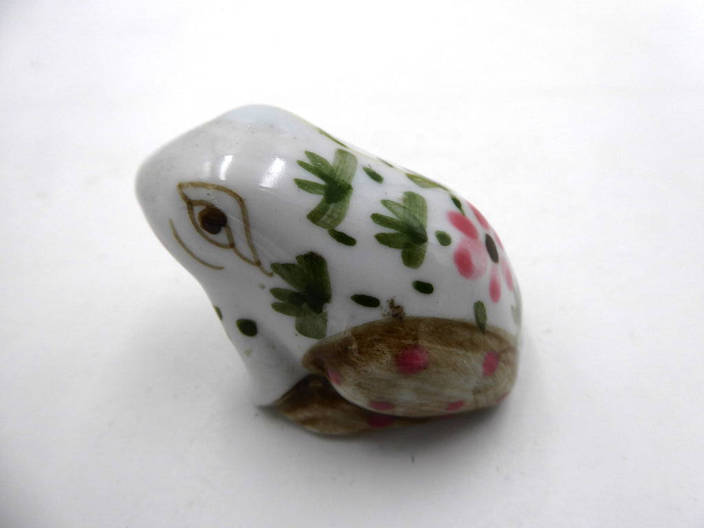 Famille de cinq grenouilles en porcelaine blanche à fleurs
