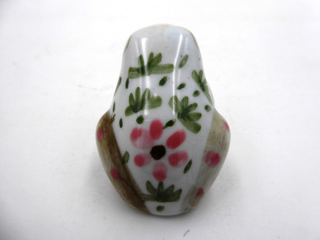 Famille de cinq grenouilles en porcelaine blanche à fleurs