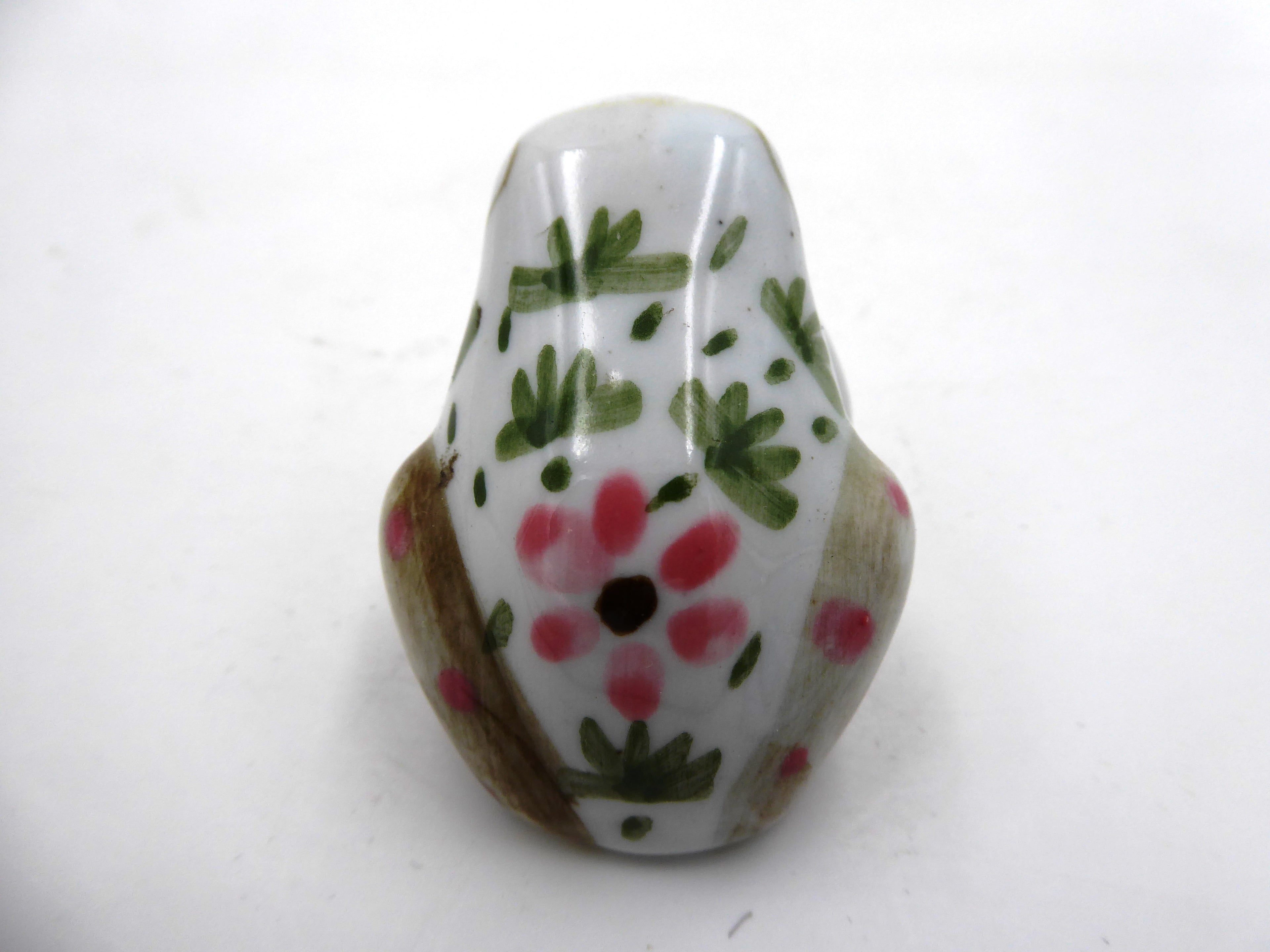 Famille de cinq grenouilles en porcelaine blanche à fleurs