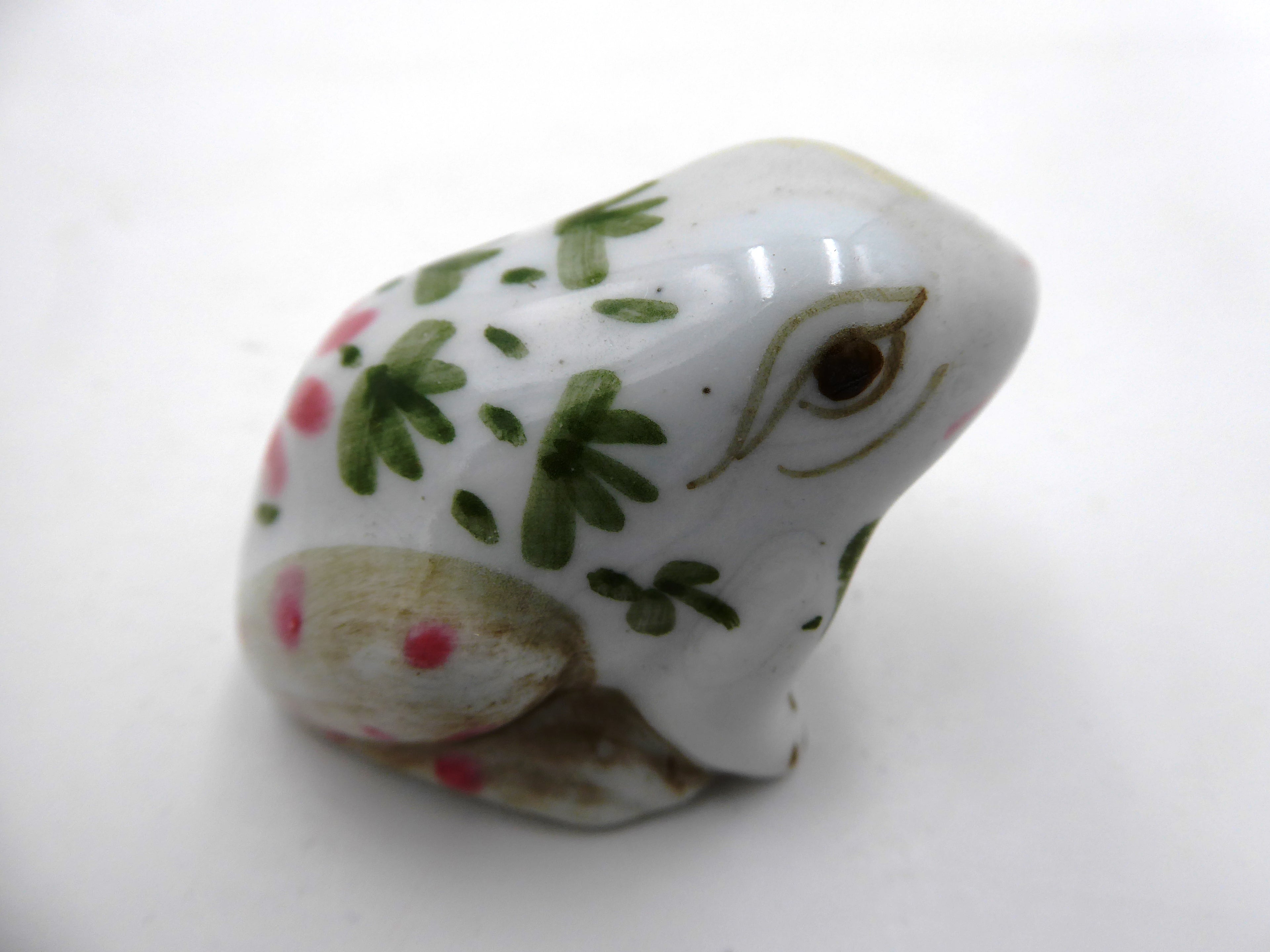 Famille de cinq grenouilles en porcelaine blanche à fleurs