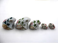 Famille de cinq grenouilles en porcelaine blanche à fleurs