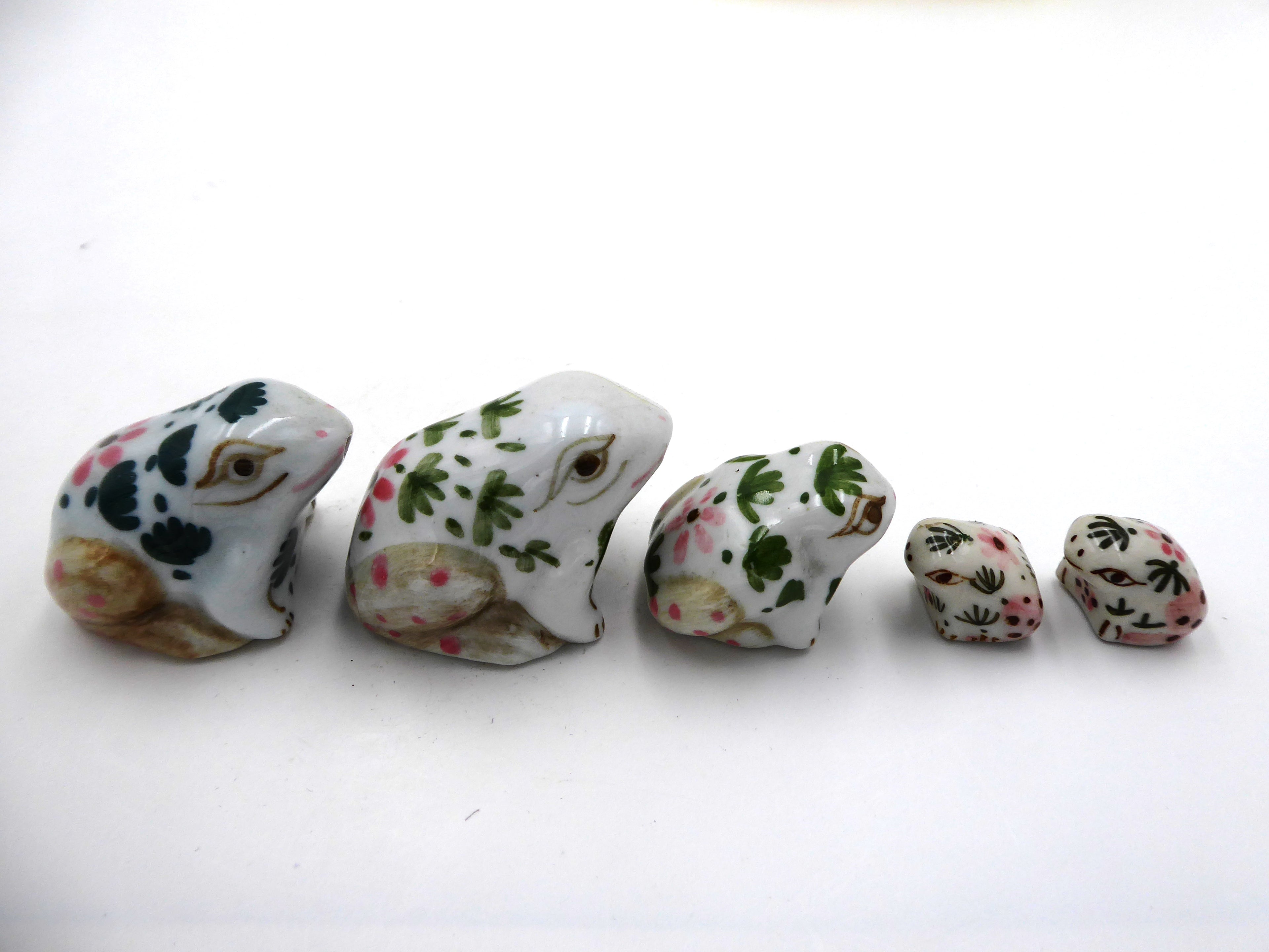 Famille de cinq grenouilles en porcelaine blanche à fleurs