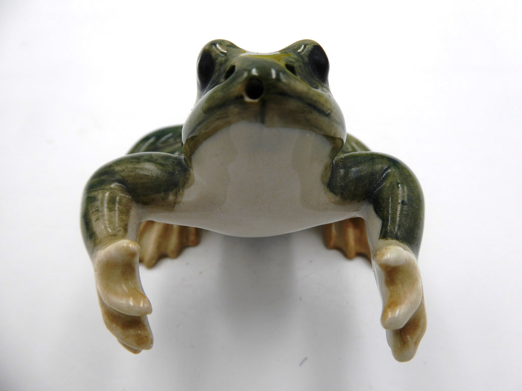 Céramique grenouille assise sur ses pattes arrières