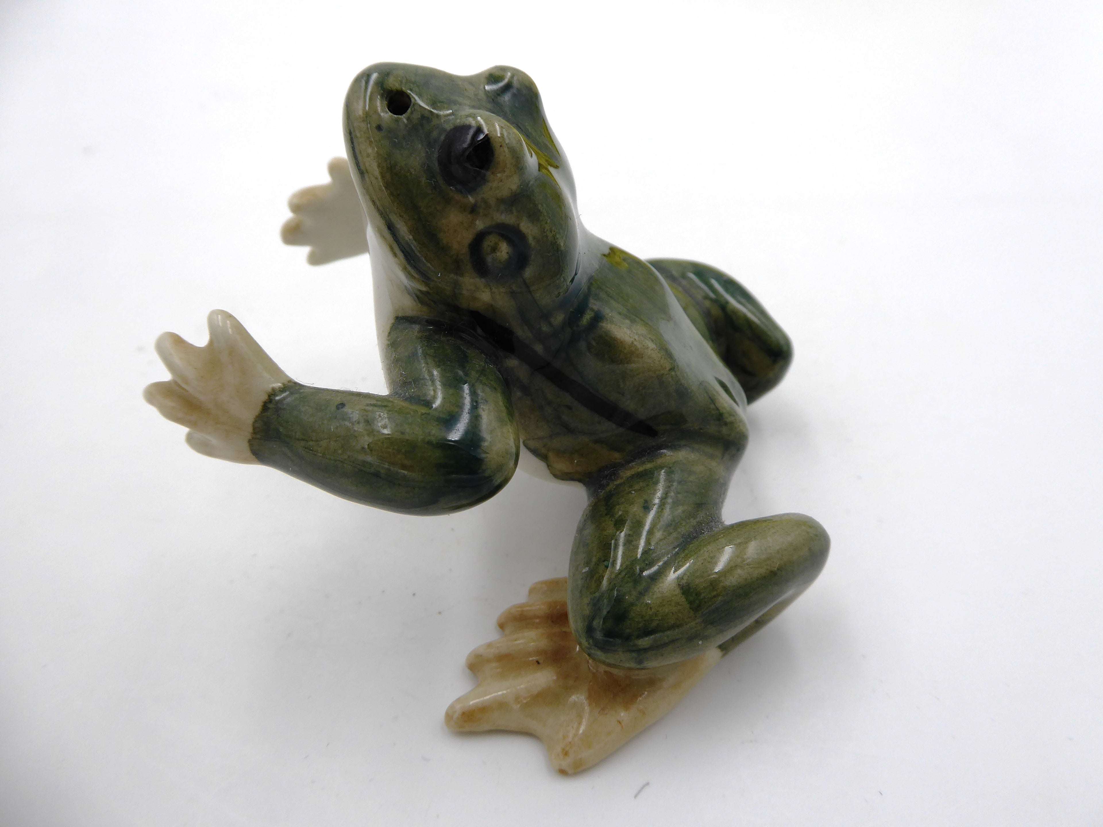 Céramique grenouille assise sur ses pattes arrières