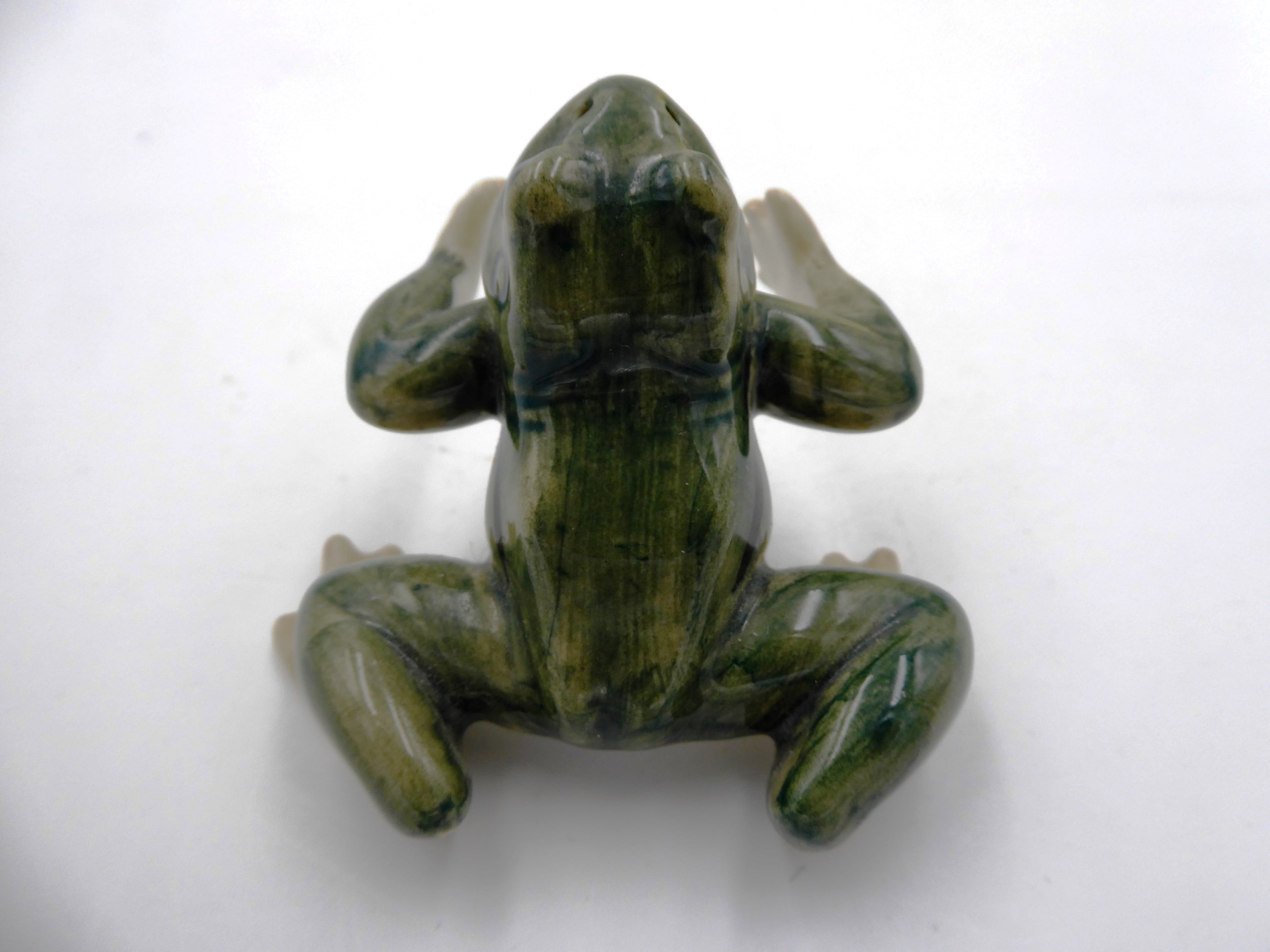 Céramique grenouille assise sur ses pattes arrières