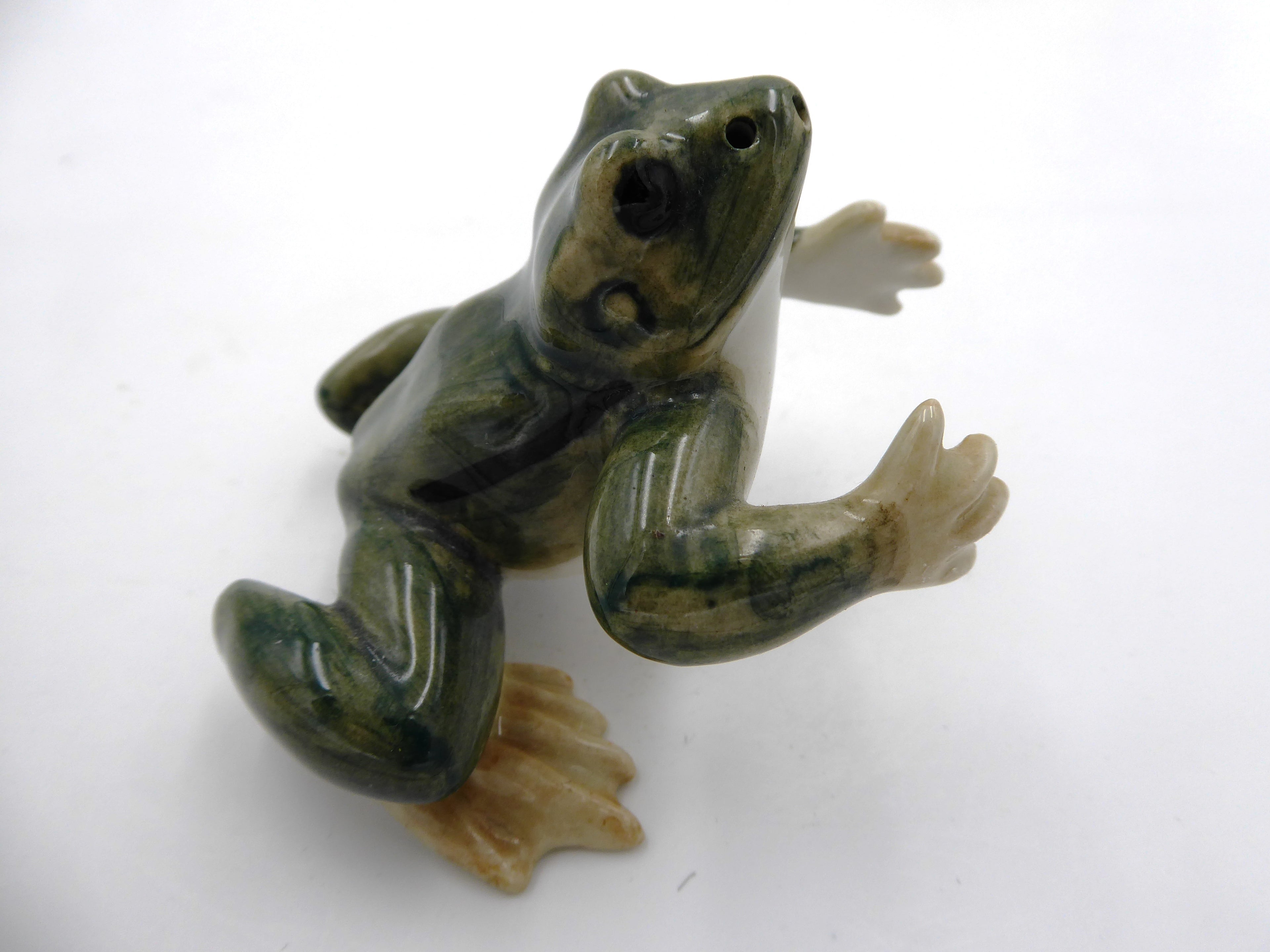Céramique grenouille assise sur ses pattes arrières