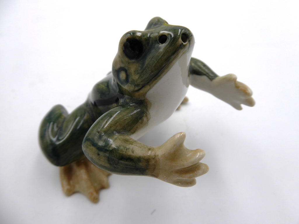 Céramique grenouille assise sur ses pattes arrières