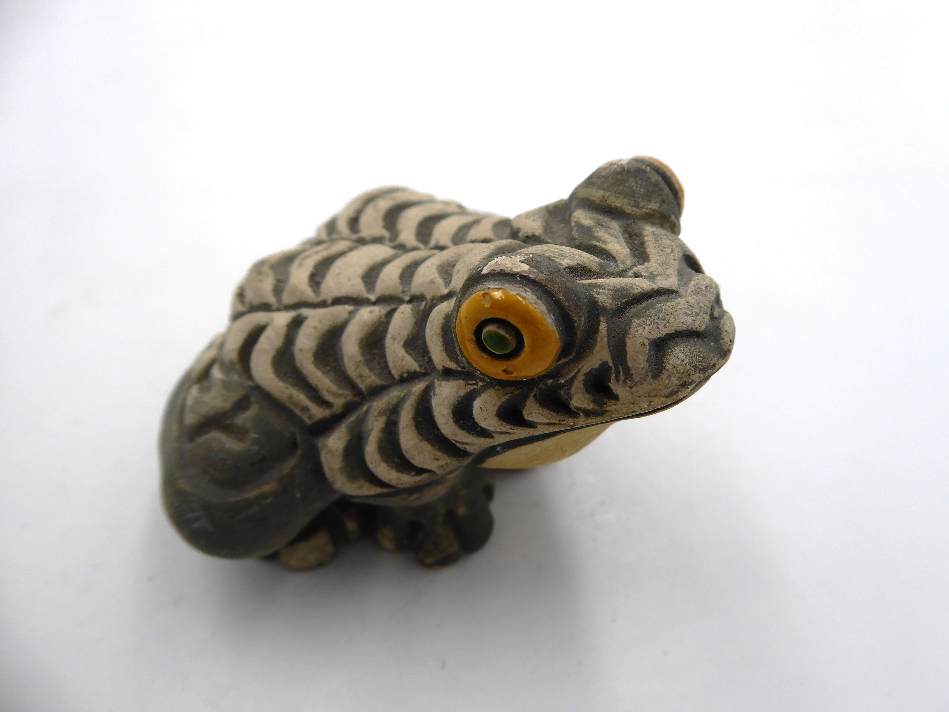 Grenouille grise en terre cuite
