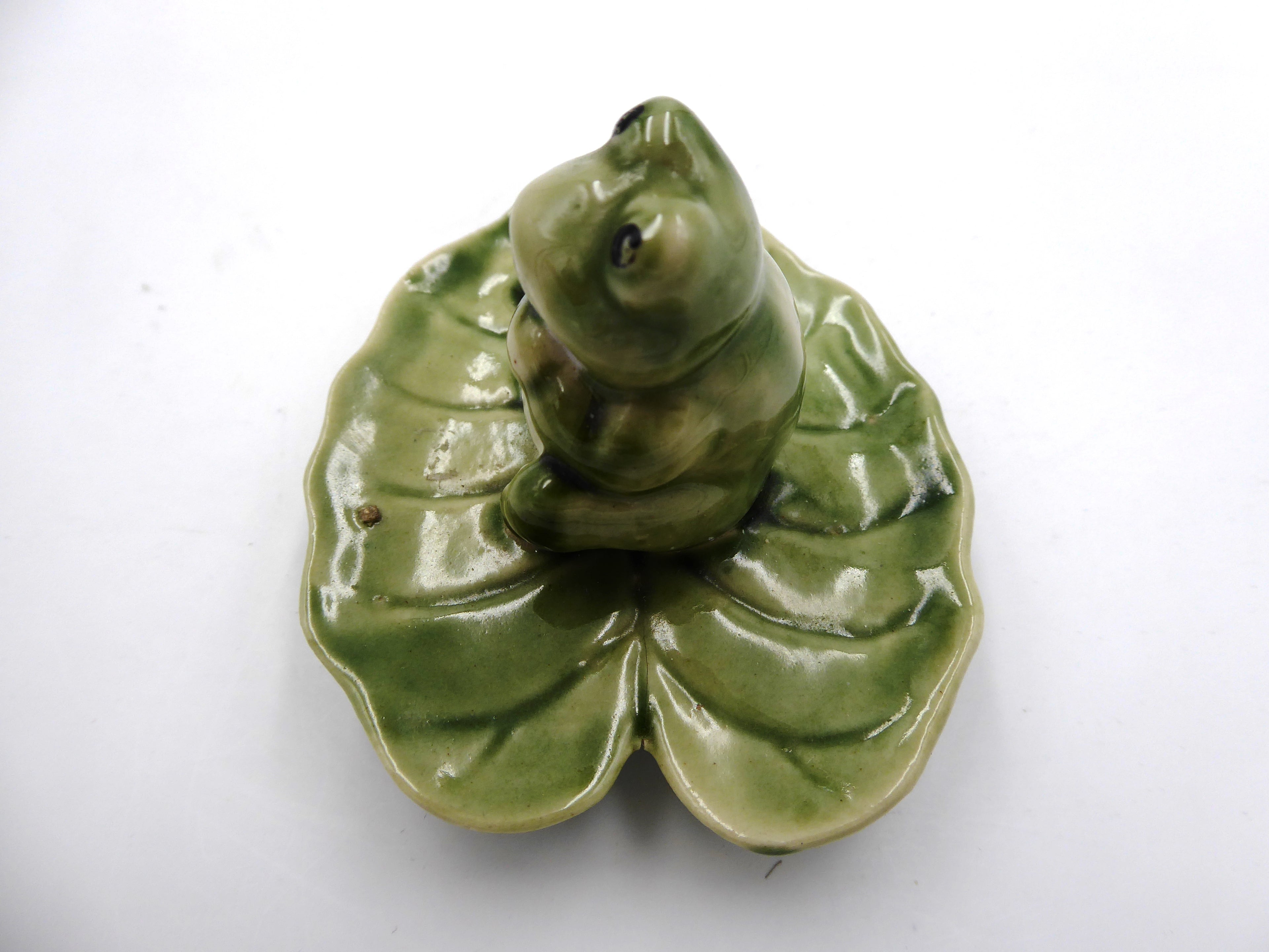 Grenouille en porcelaine verte sur un nénuphar