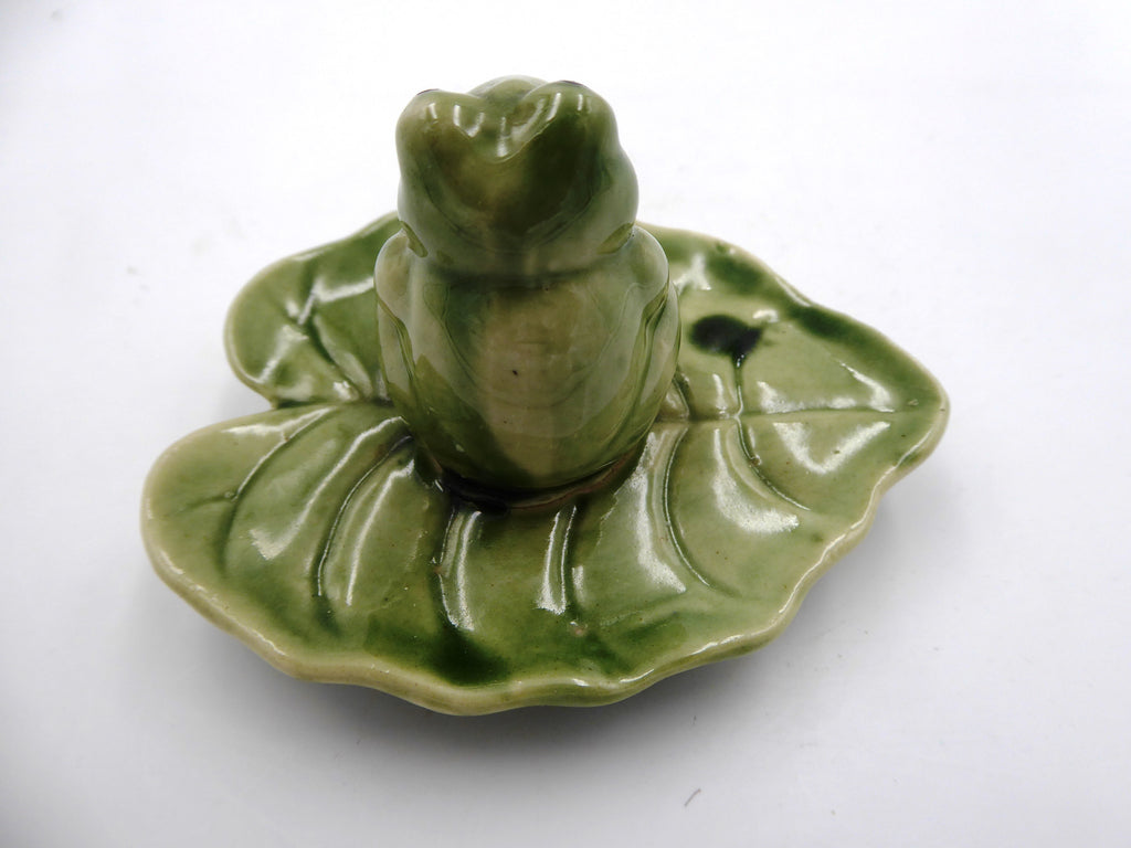 Grenouille en porcelaine verte sur un nénuphar