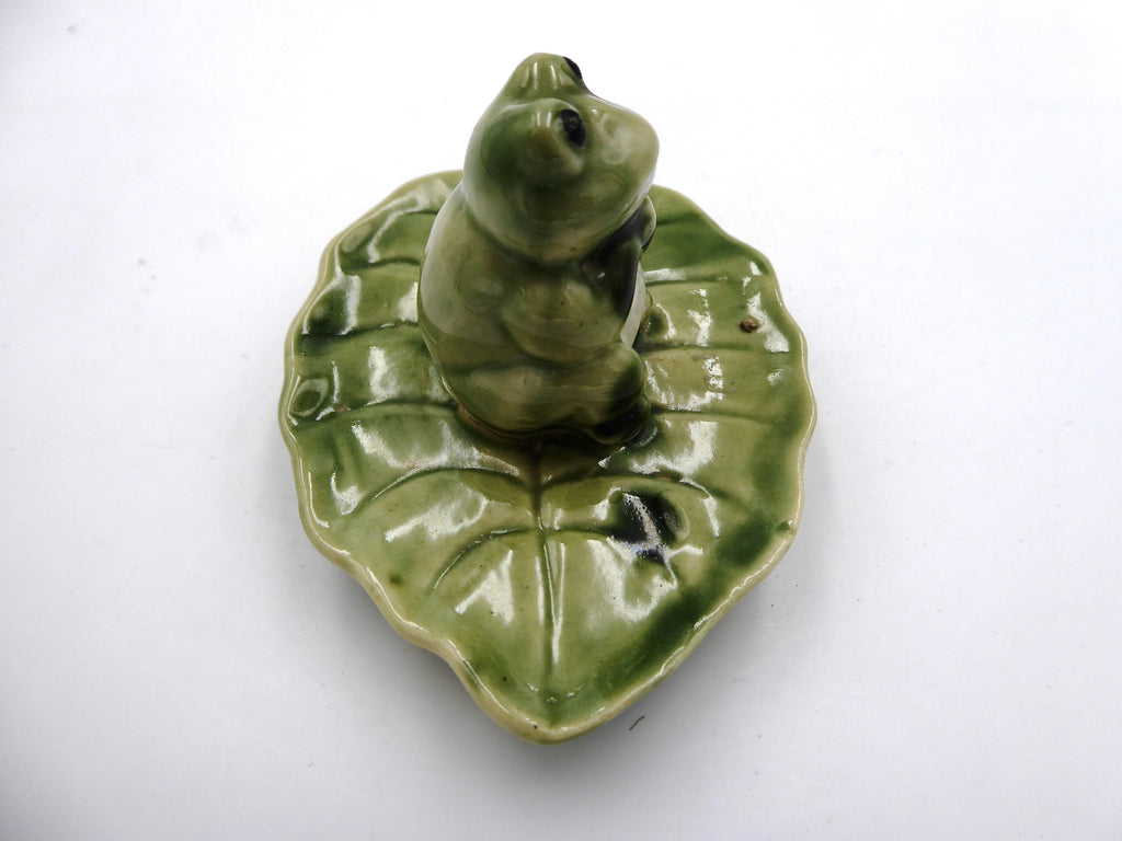 Grenouille en porcelaine verte sur un nénuphar