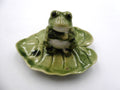 Grenouille en porcelaine verte sur un nénuphar