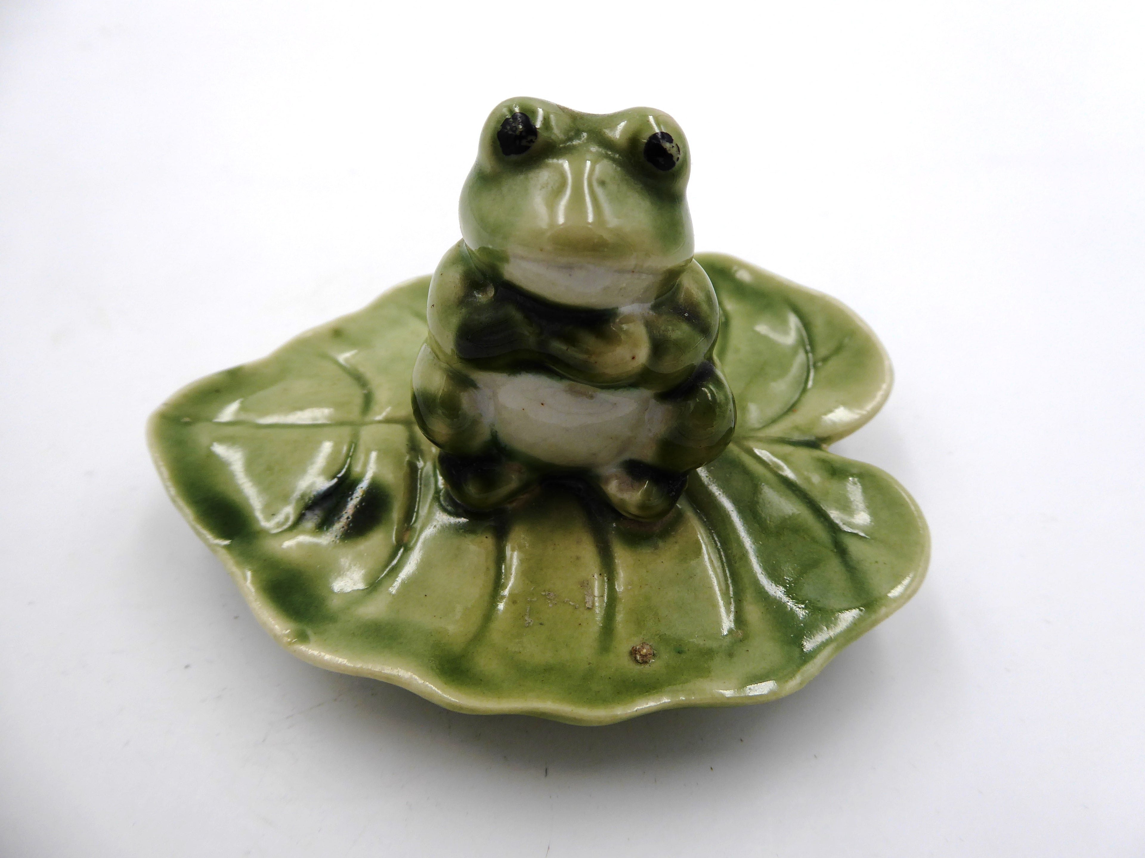 Grenouille en porcelaine verte sur un nénuphar