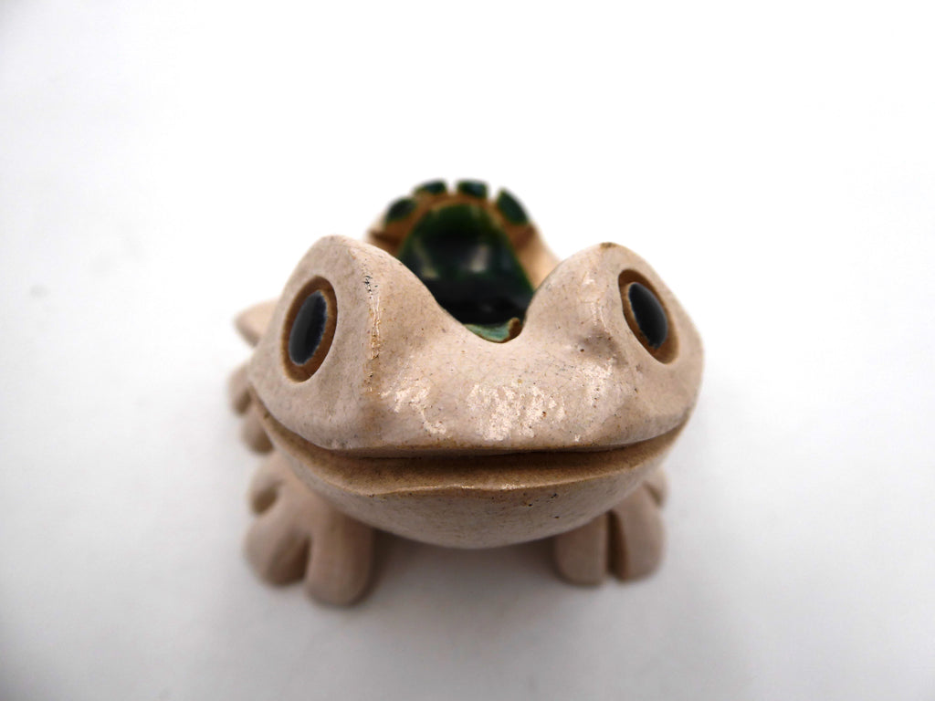Grenouille en céramique blanc cassé vernie