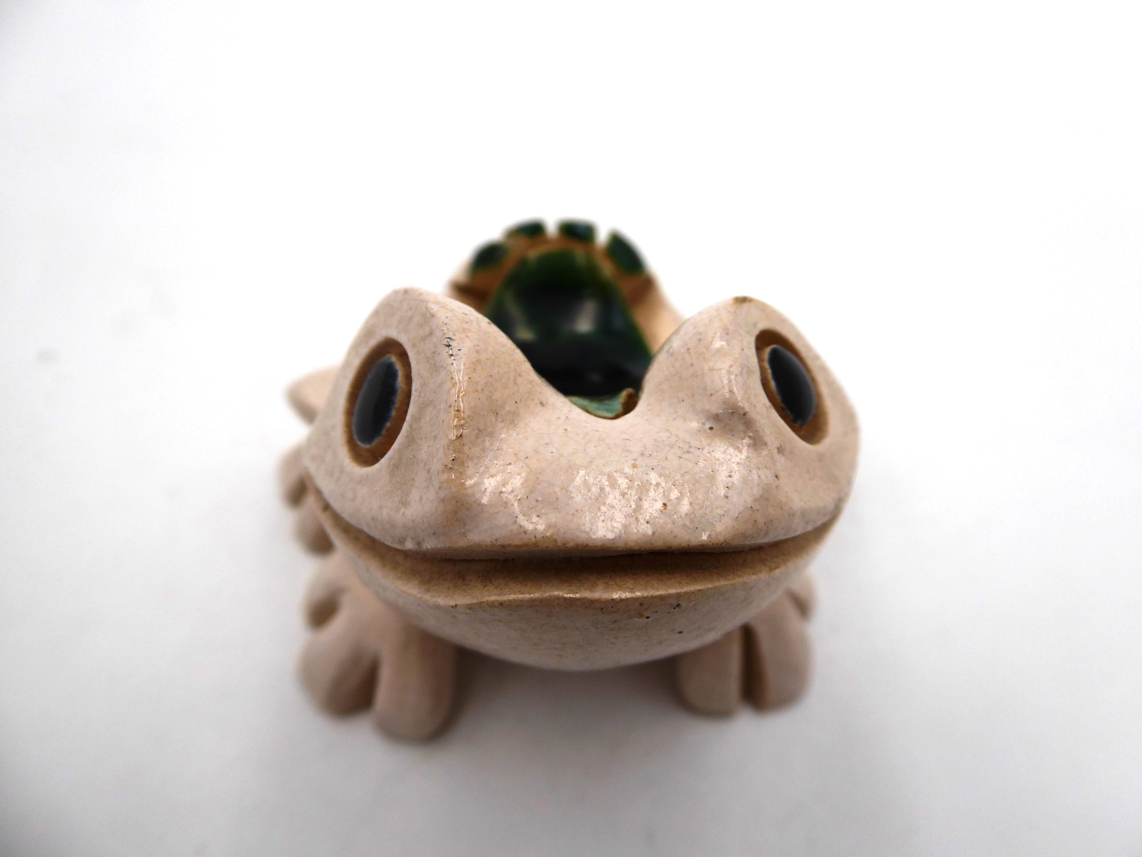 Grenouille en céramique blanc cassé vernie