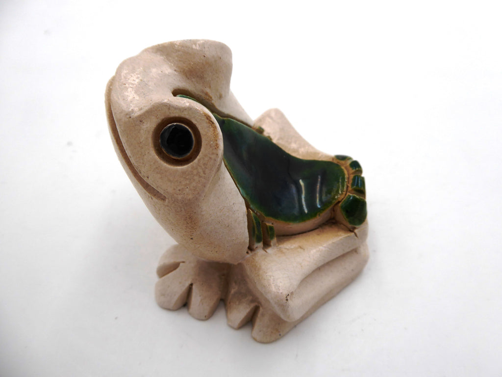 Grenouille en céramique blanc cassé vernie