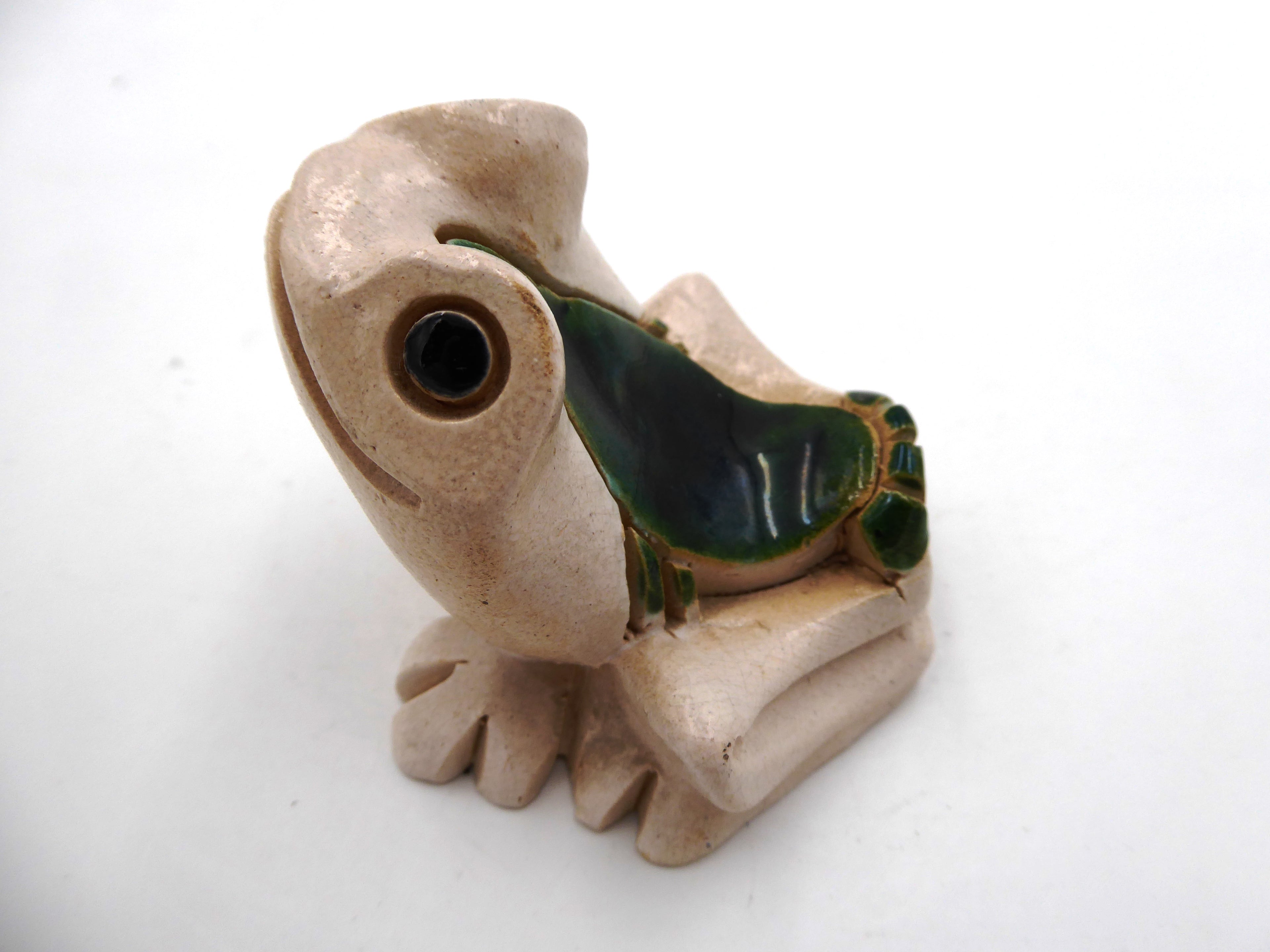 Grenouille en céramique blanc cassé vernie