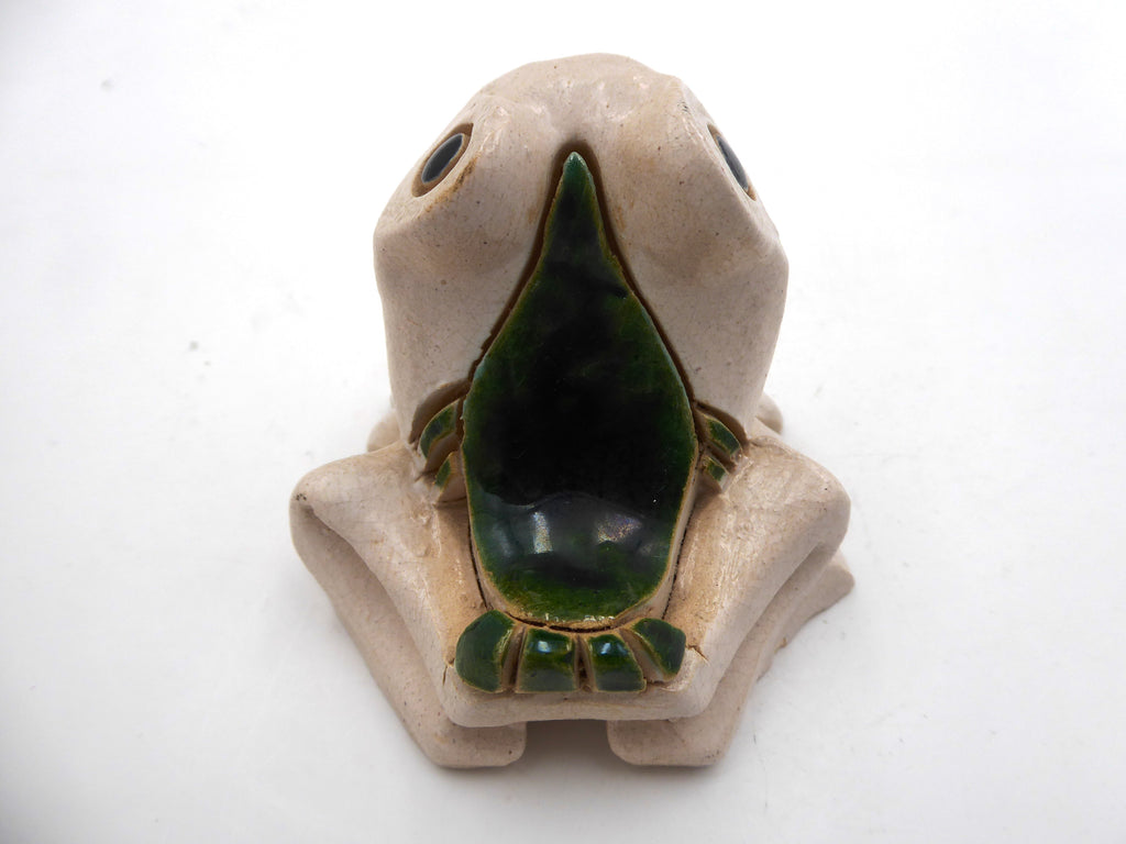 Grenouille en céramique blanc cassé vernie