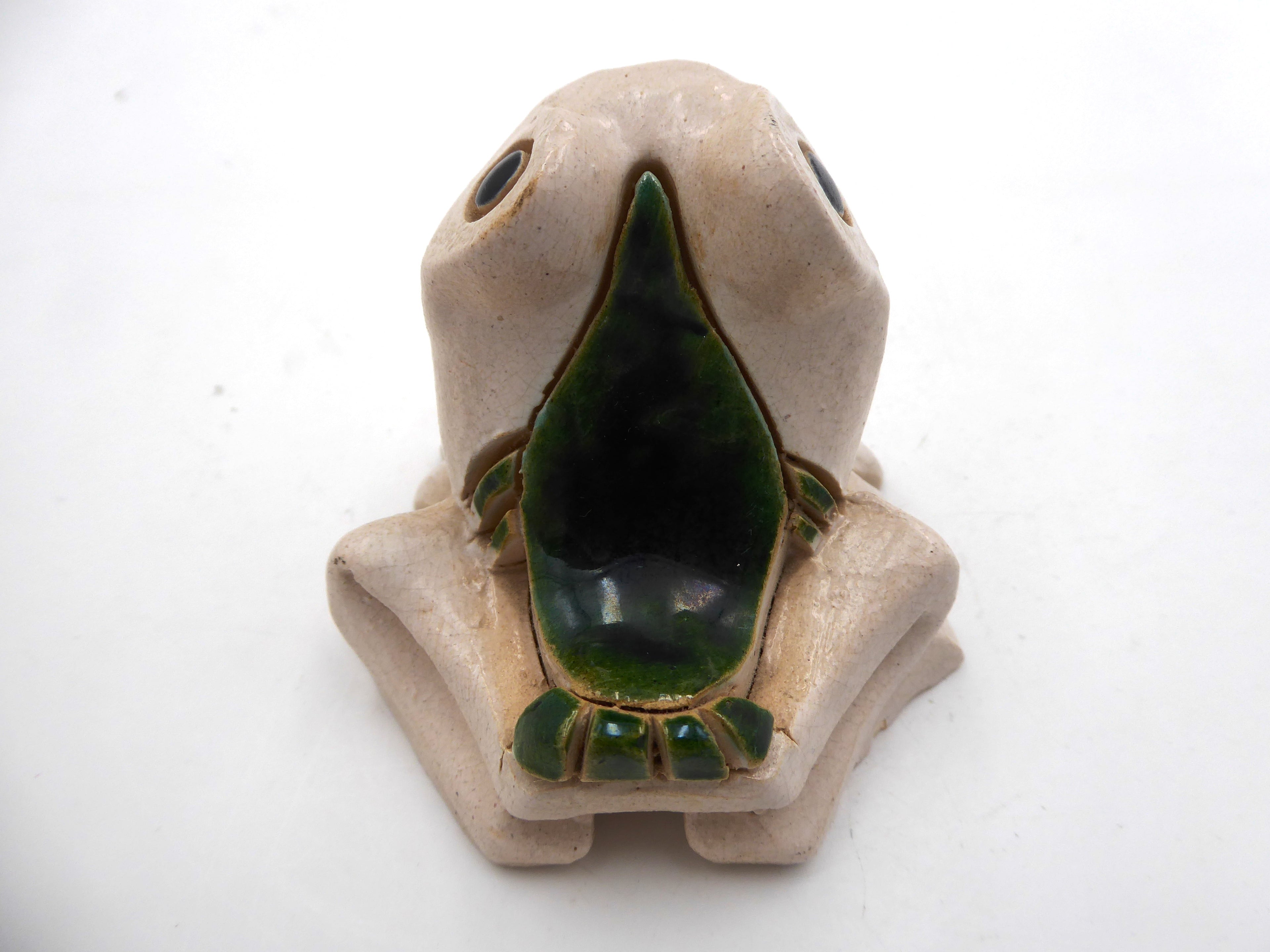 Grenouille en céramique blanc cassé vernie