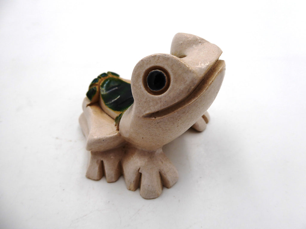 Grenouille en céramique blanc cassé vernie