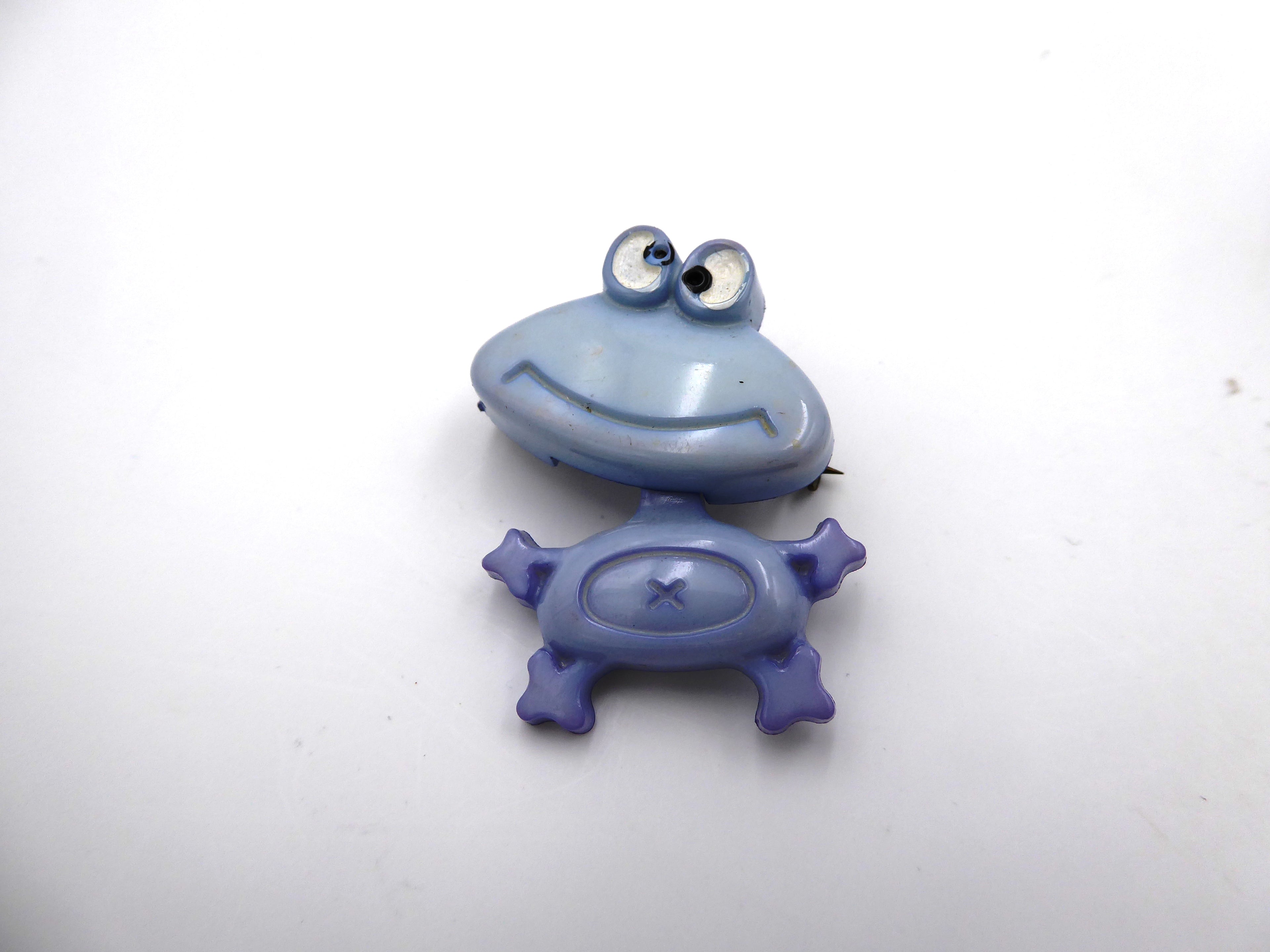 lot de six broches grenouilles variées