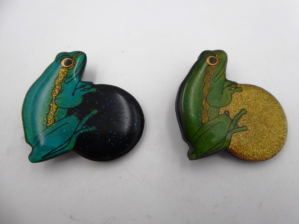 lot de six broches grenouilles variées