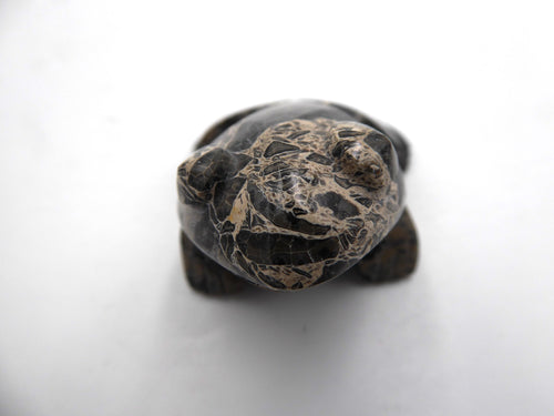 Belle petite grenouille en pierre grise