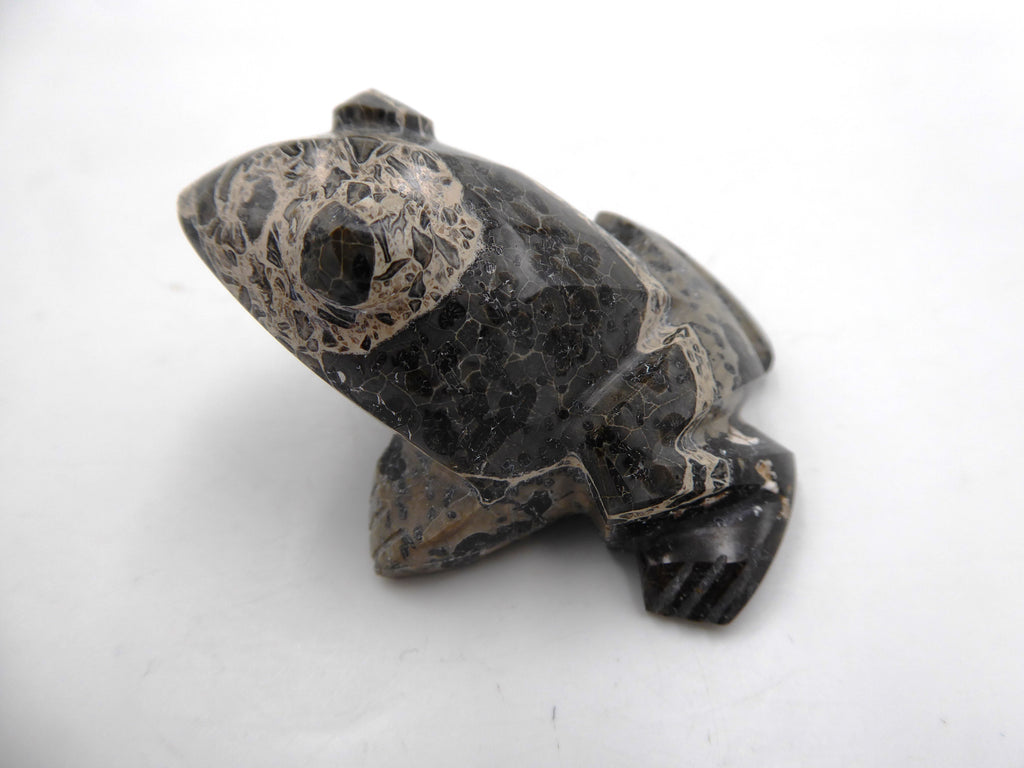 Belle petite grenouille en pierre grise