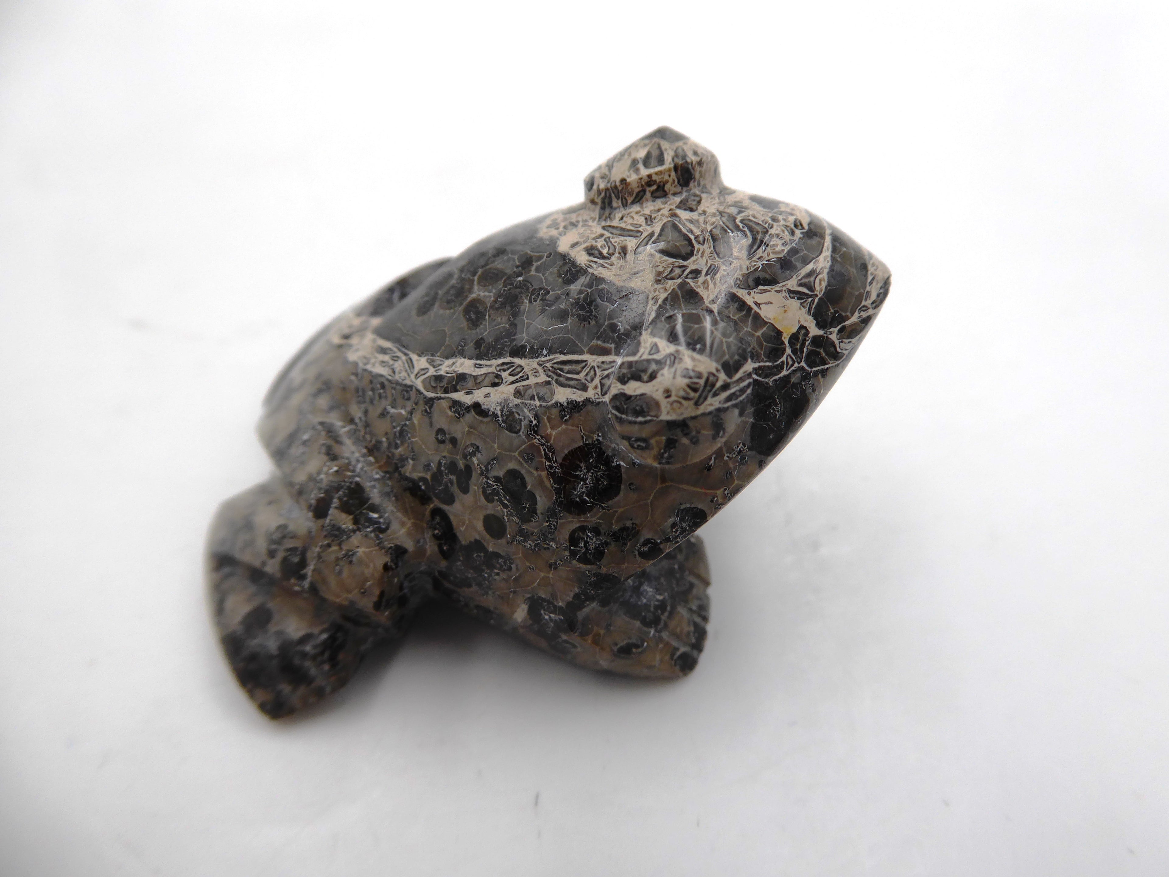 Belle petite grenouille en pierre grise